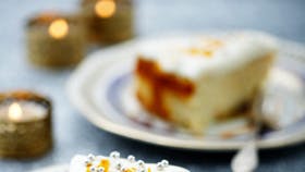 Appelsinkage med hvid top og pynt