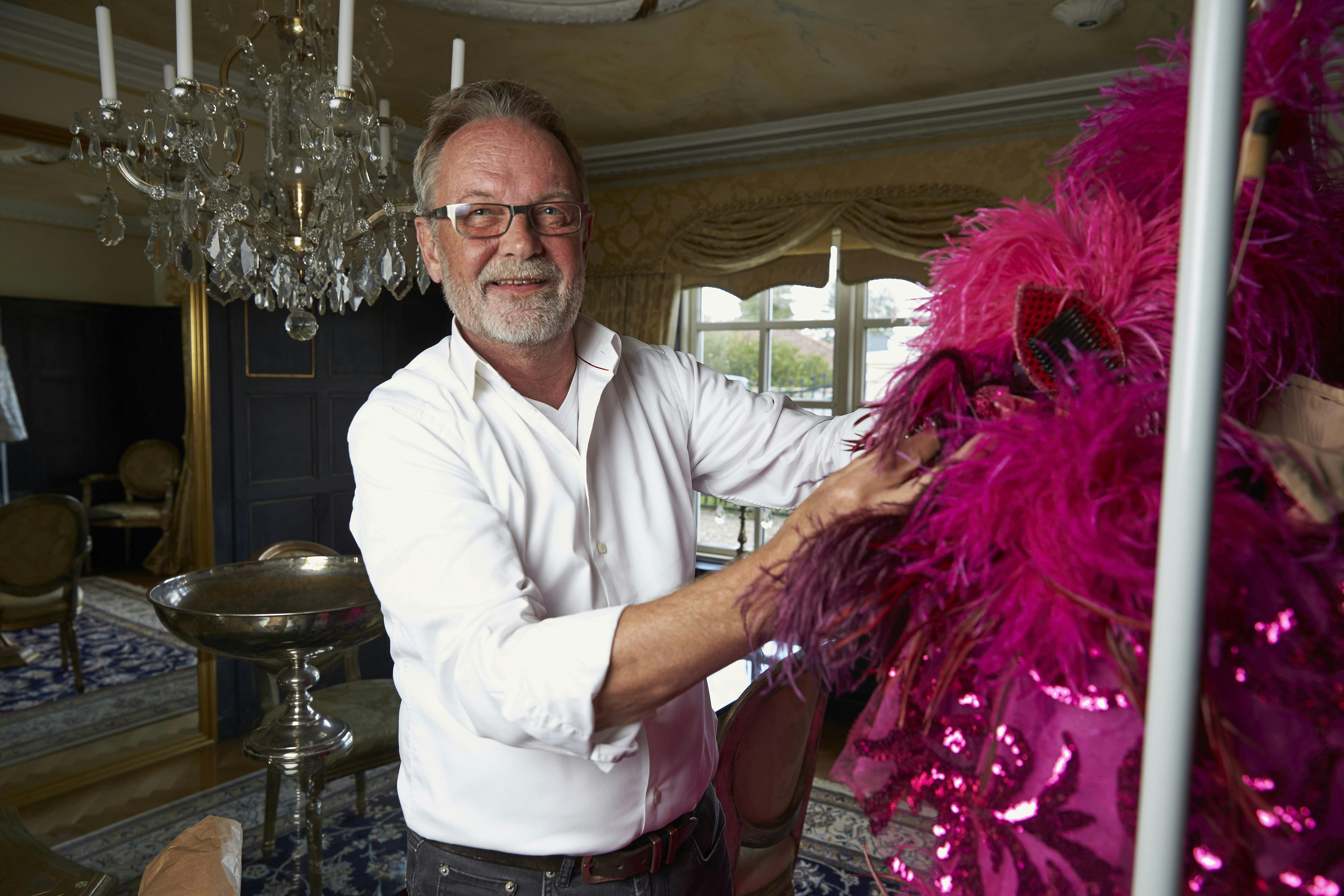 Kenths lange liv med kjoler: I 50 år har han designet kjoler til kendte 
