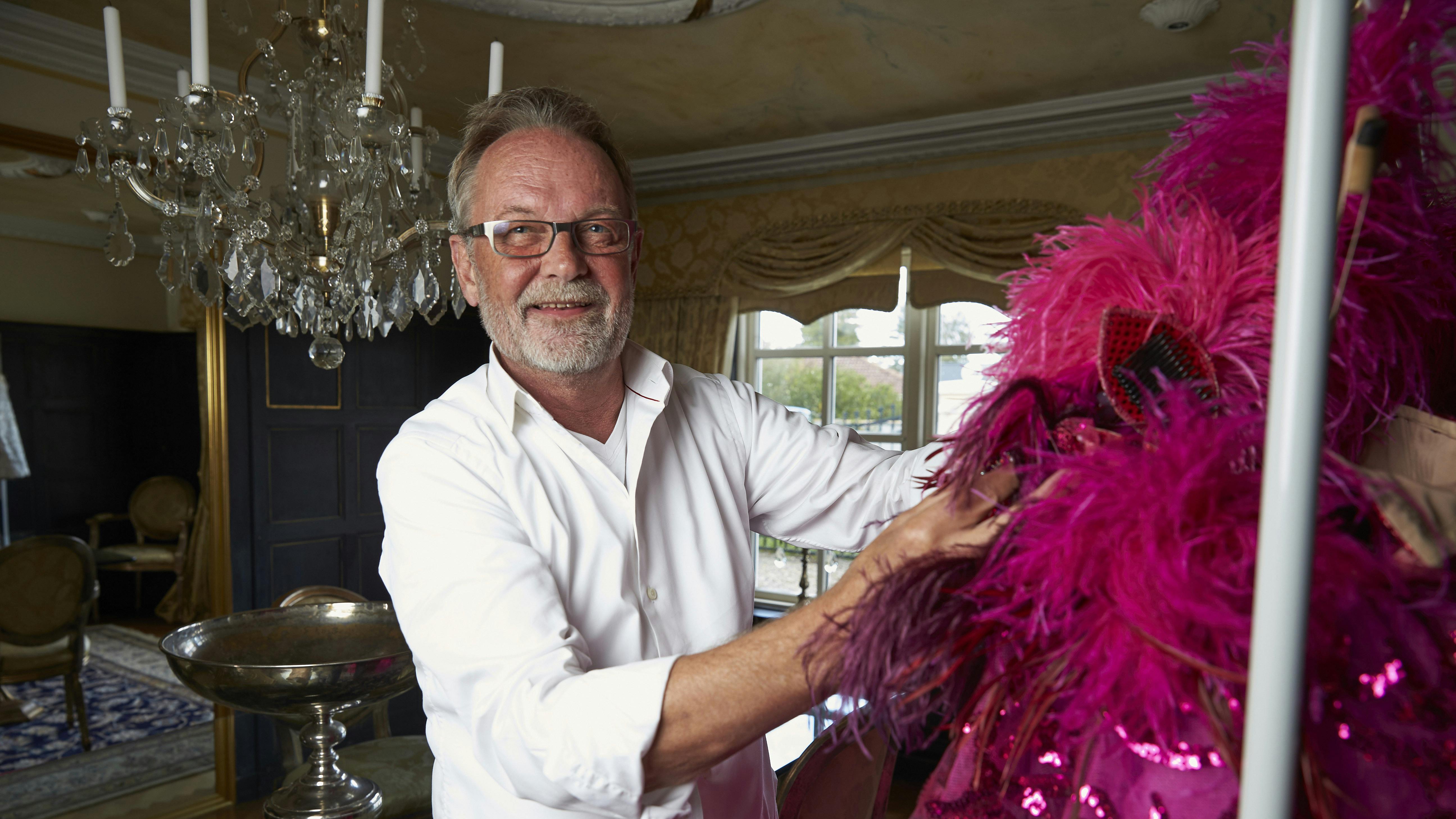 Kenths lange liv med kjoler: I 50 år har han designet kjoler til kendte