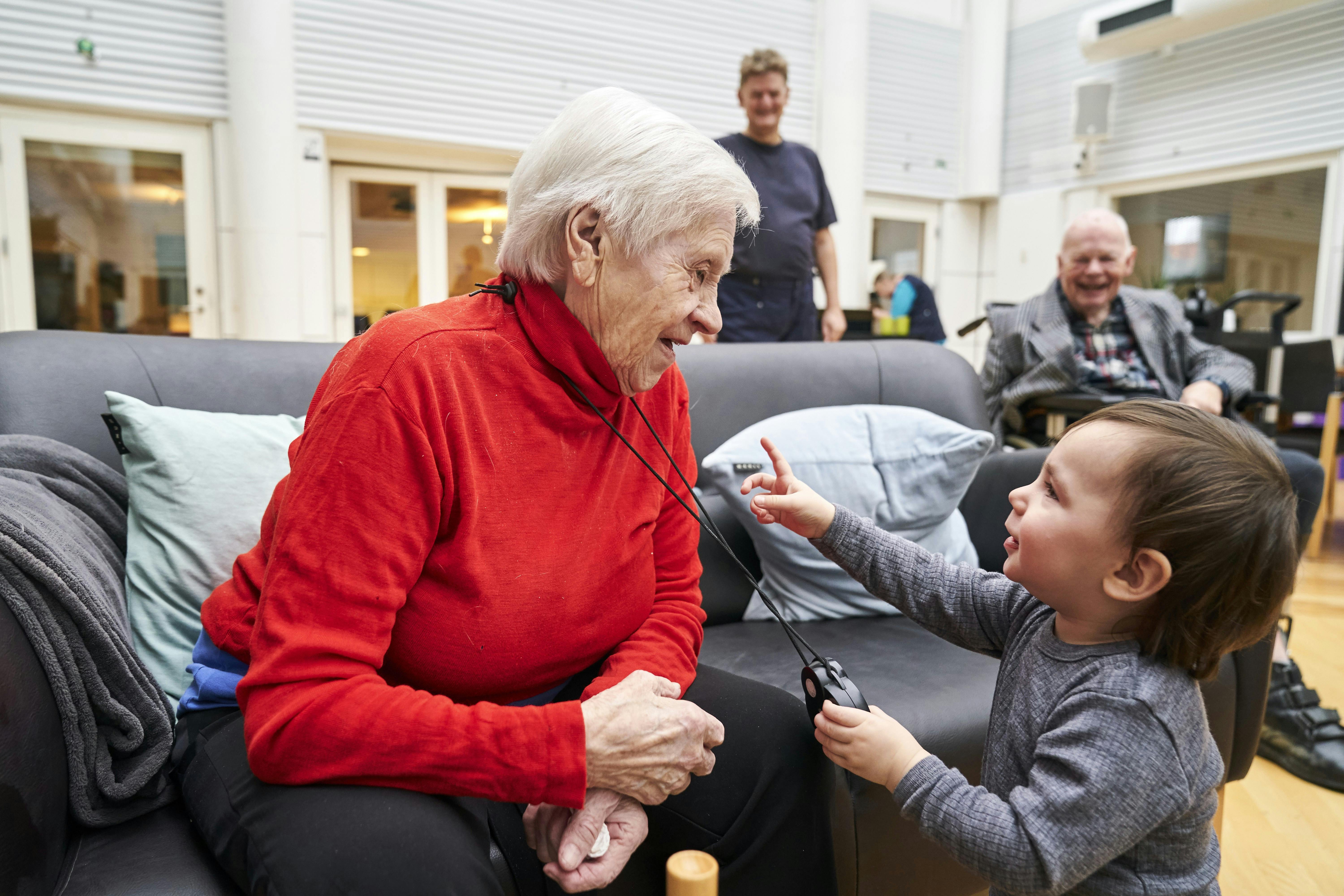https://imgix.familiejournal.dk/media/article/02_gabriel_besoegsbaby_og_mor_pil_fj.jpg