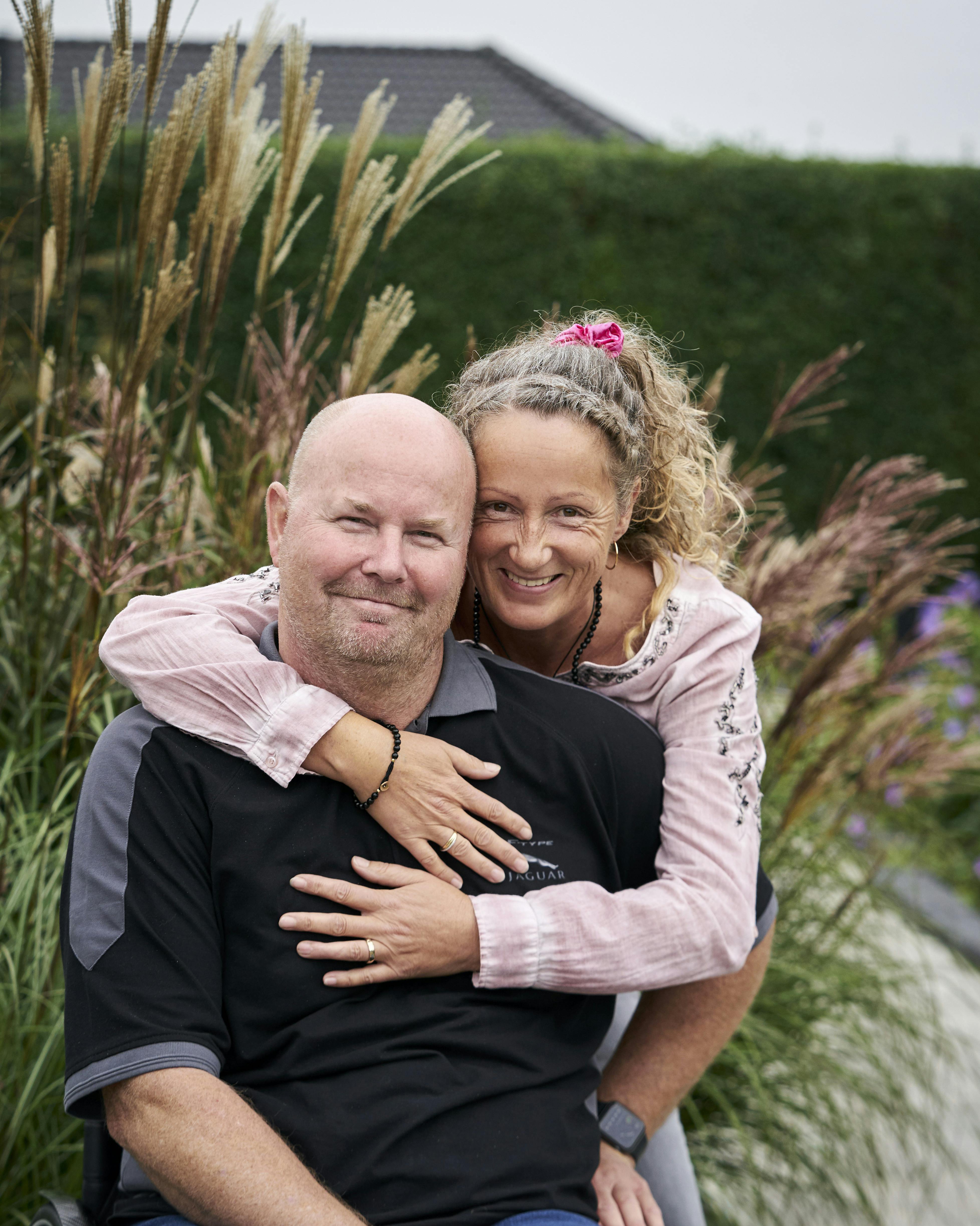 Kurt blev lam fra brystet og ned i en paraglider-ulykke, men han og hustruen Tina lever fortsat deres drømme ud.