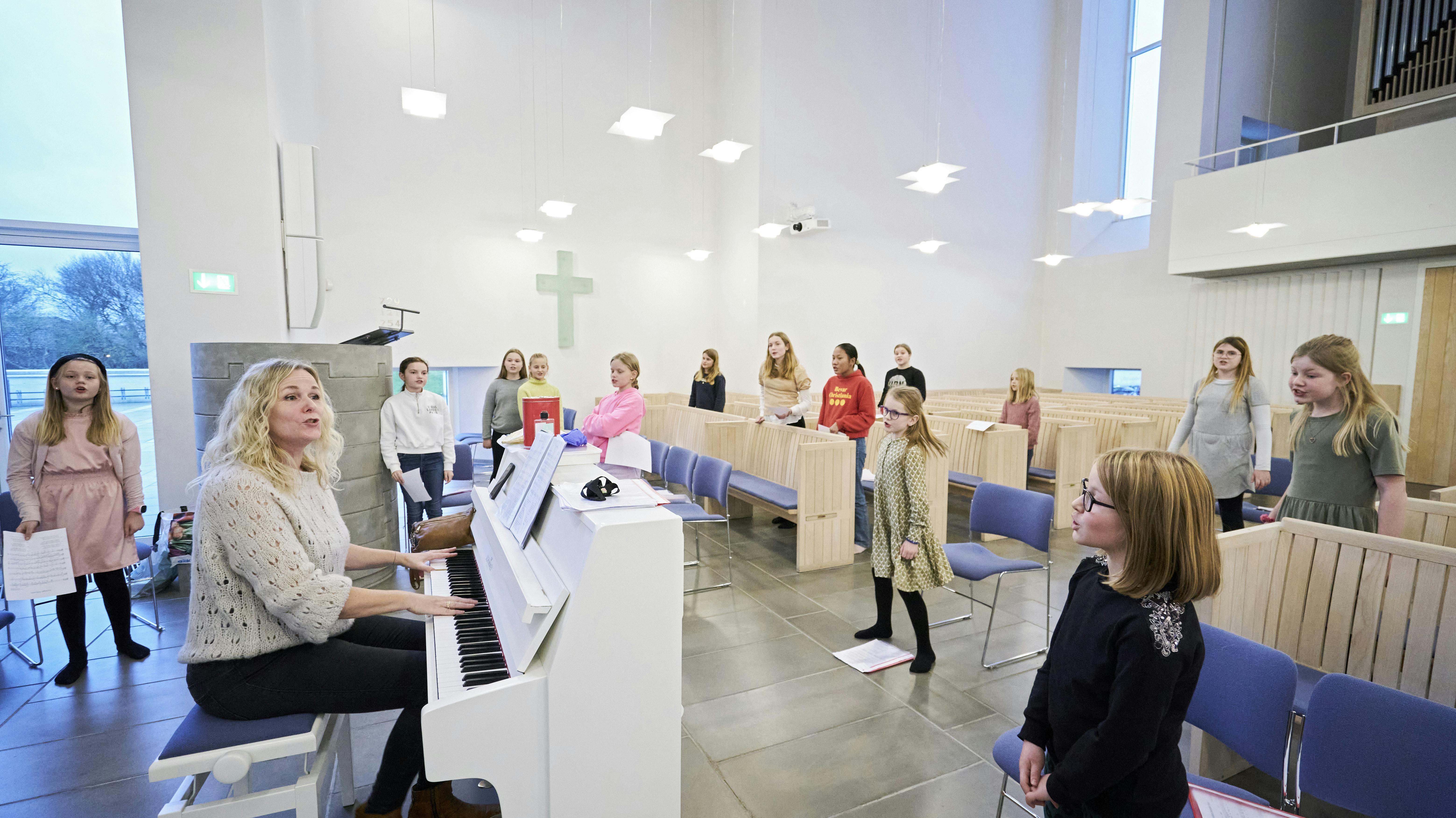 Sangerinden Anne Louise Krogh gør kirken til et hit for børn.
