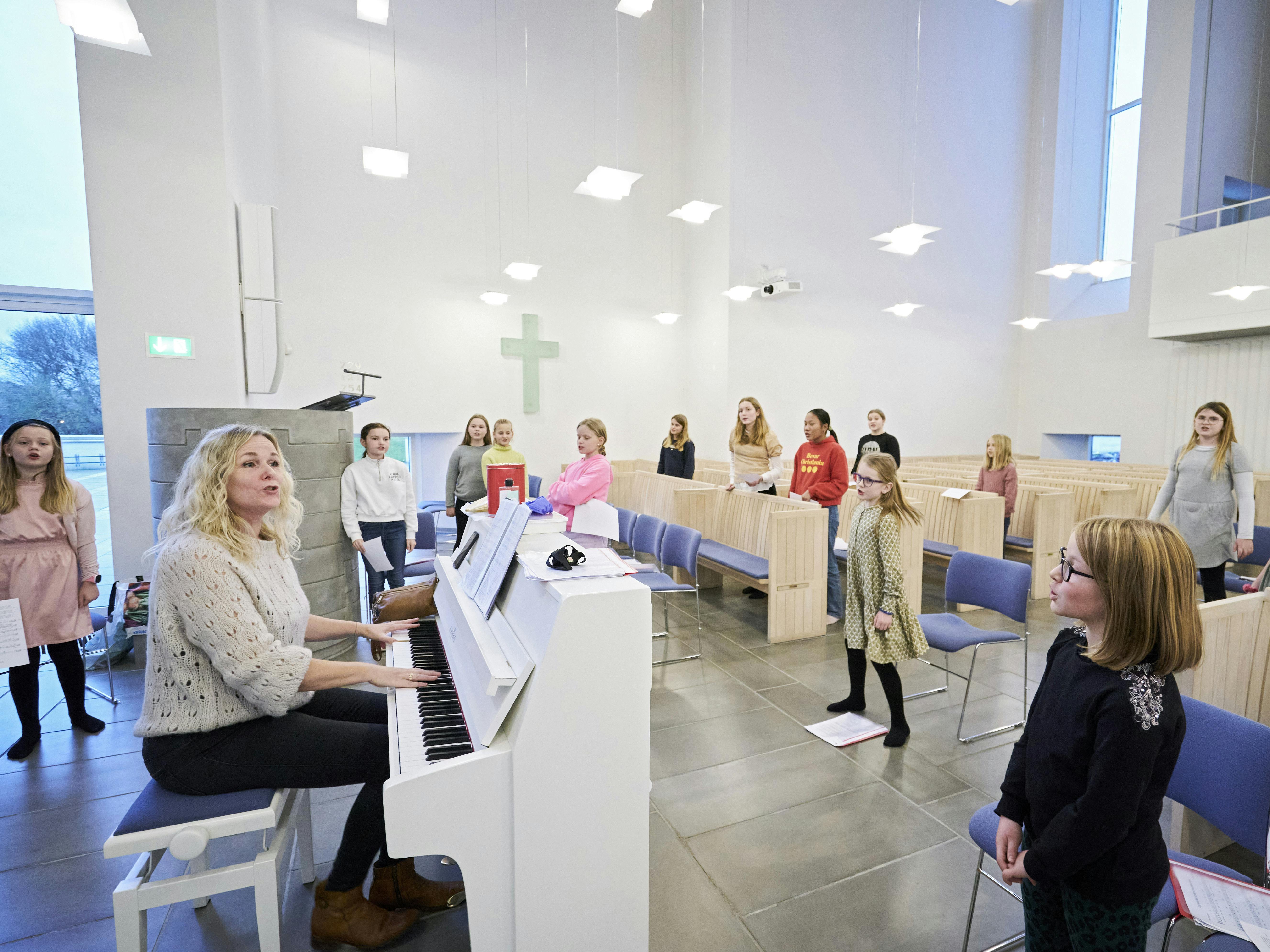 Sangerinden Anne Louise Krogh gør kirken til et hit for børn.