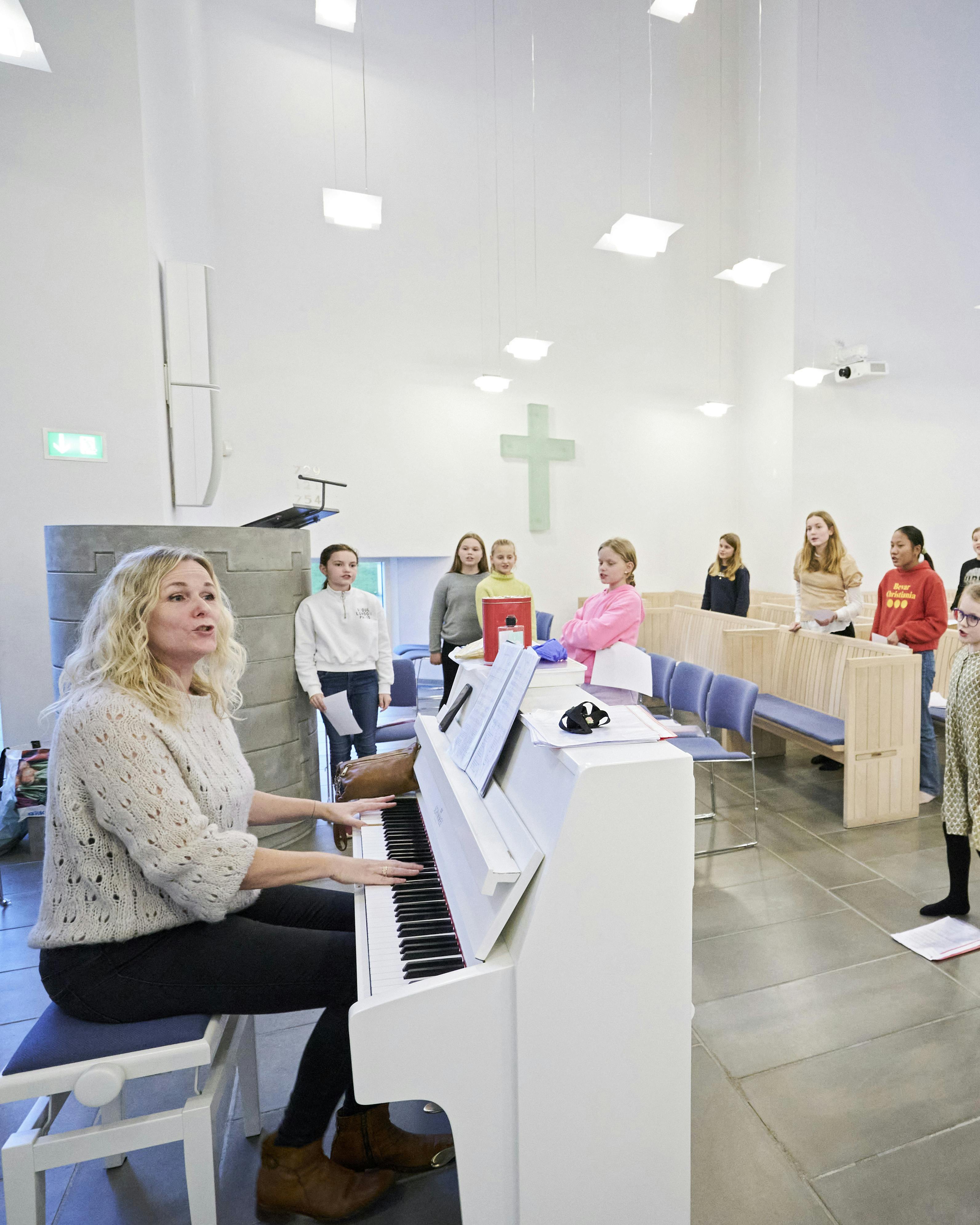 Sangerinden Anne Louise Krogh gør kirken til et hit for børn.