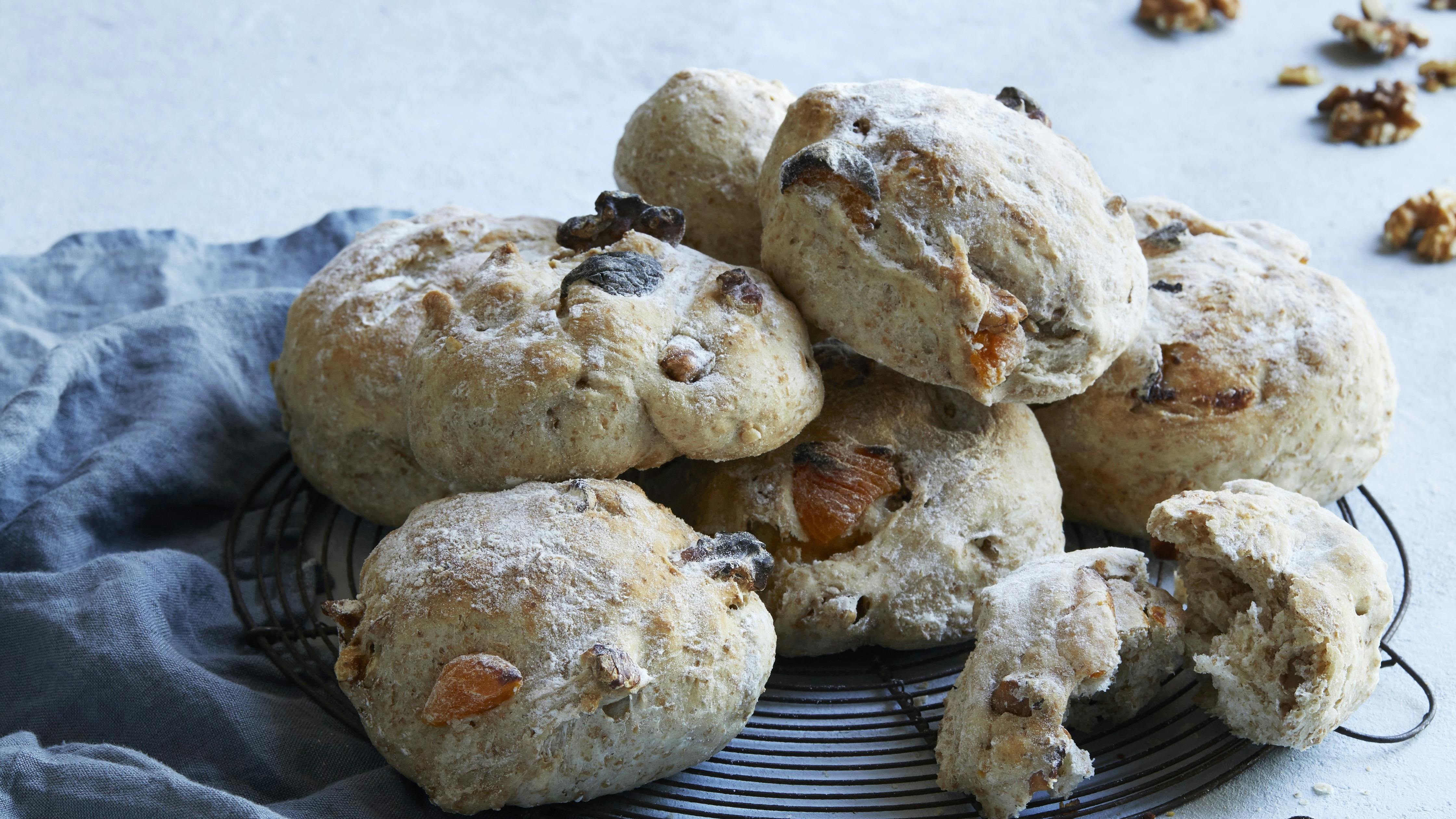 Saftige valnøddeboller med tørrede abrikoser