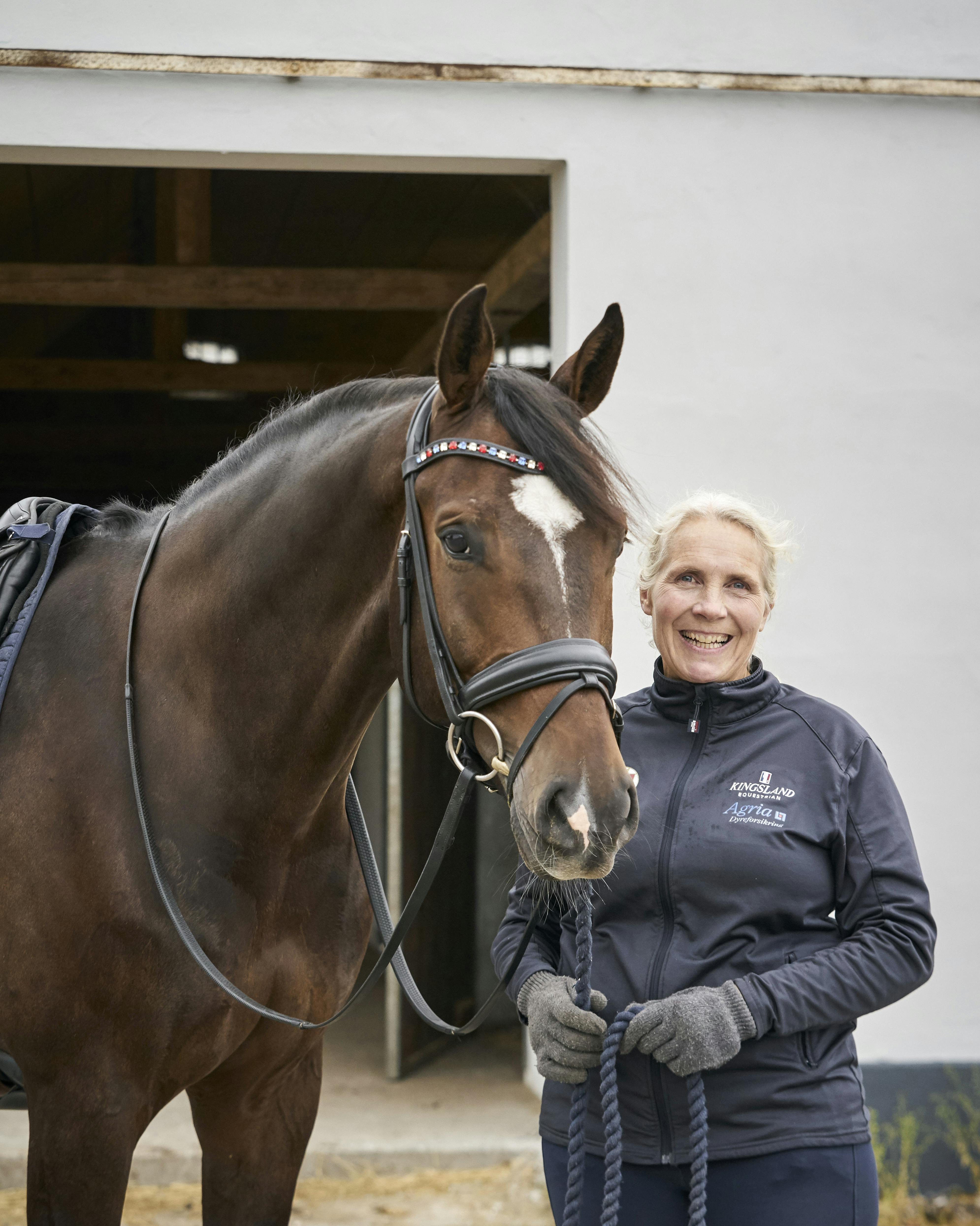 Ann Cathrin fejrer triumfer som rytter, og hendes gigt skal ikke have næring.