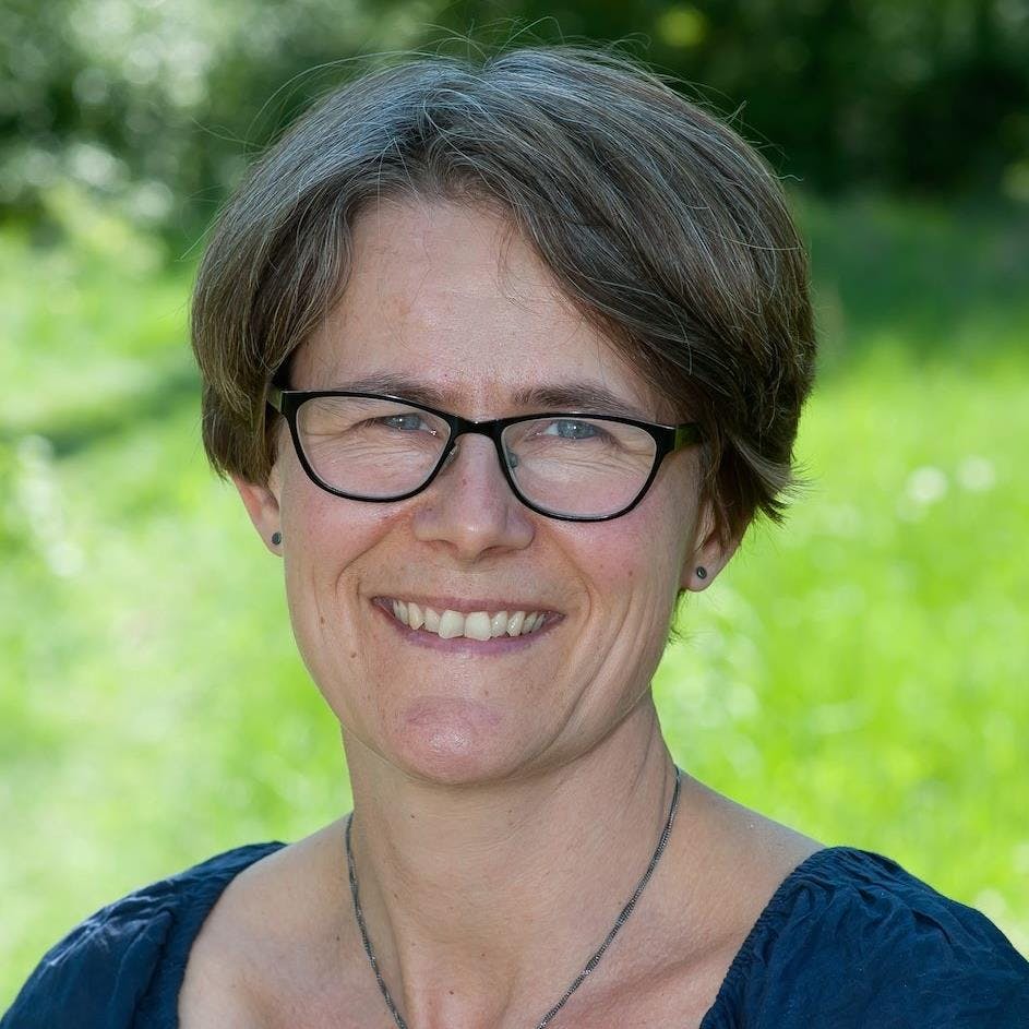 Et stort strikkeprojekt skal indsamle og skabe mening for det strikketøj, som aldrig blev færdigt. 