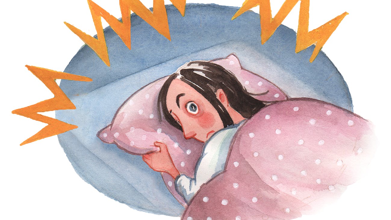 Kvinde ligger i sengen og er frustreret