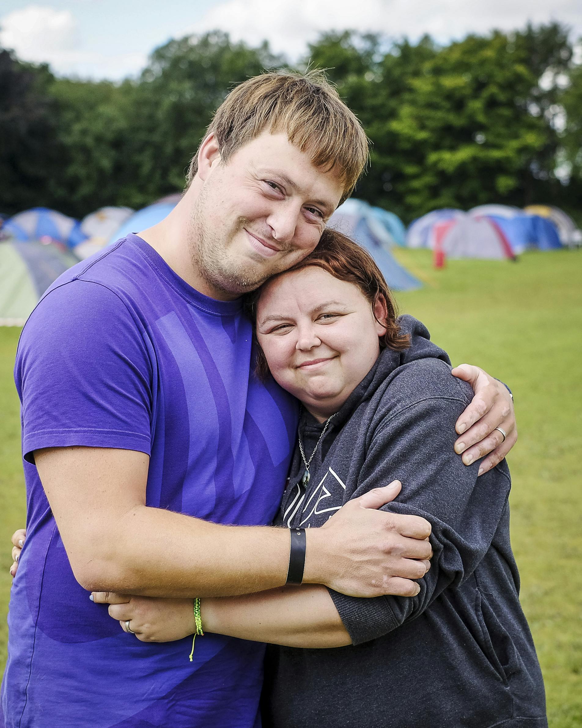Kæresteparret Bolette og Rasmus på ferielejr