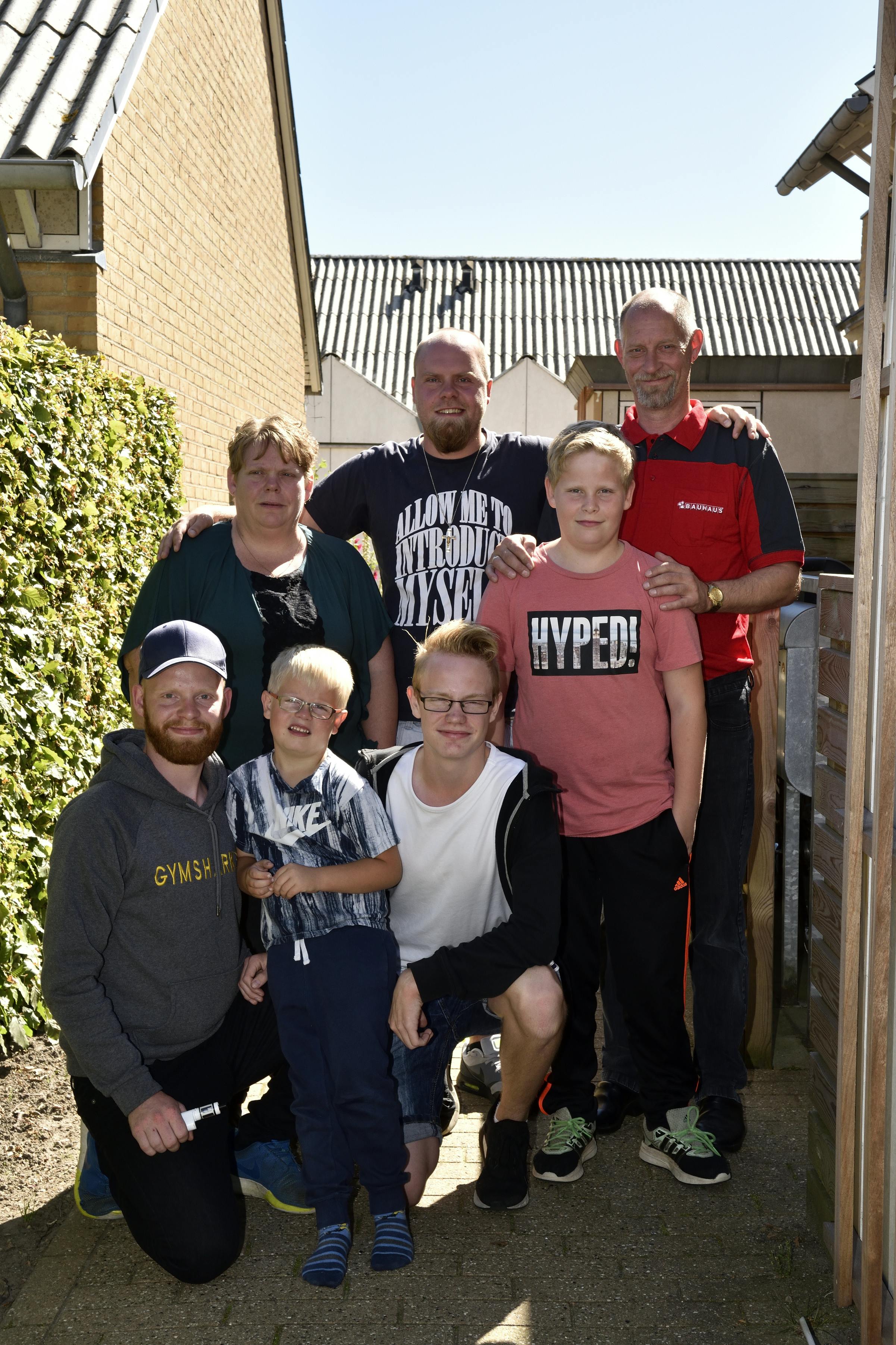 Tiden efter en hjerneskade er hård for hele familien. Her er familien Hansen ni år efter Martins hjerneskade. 