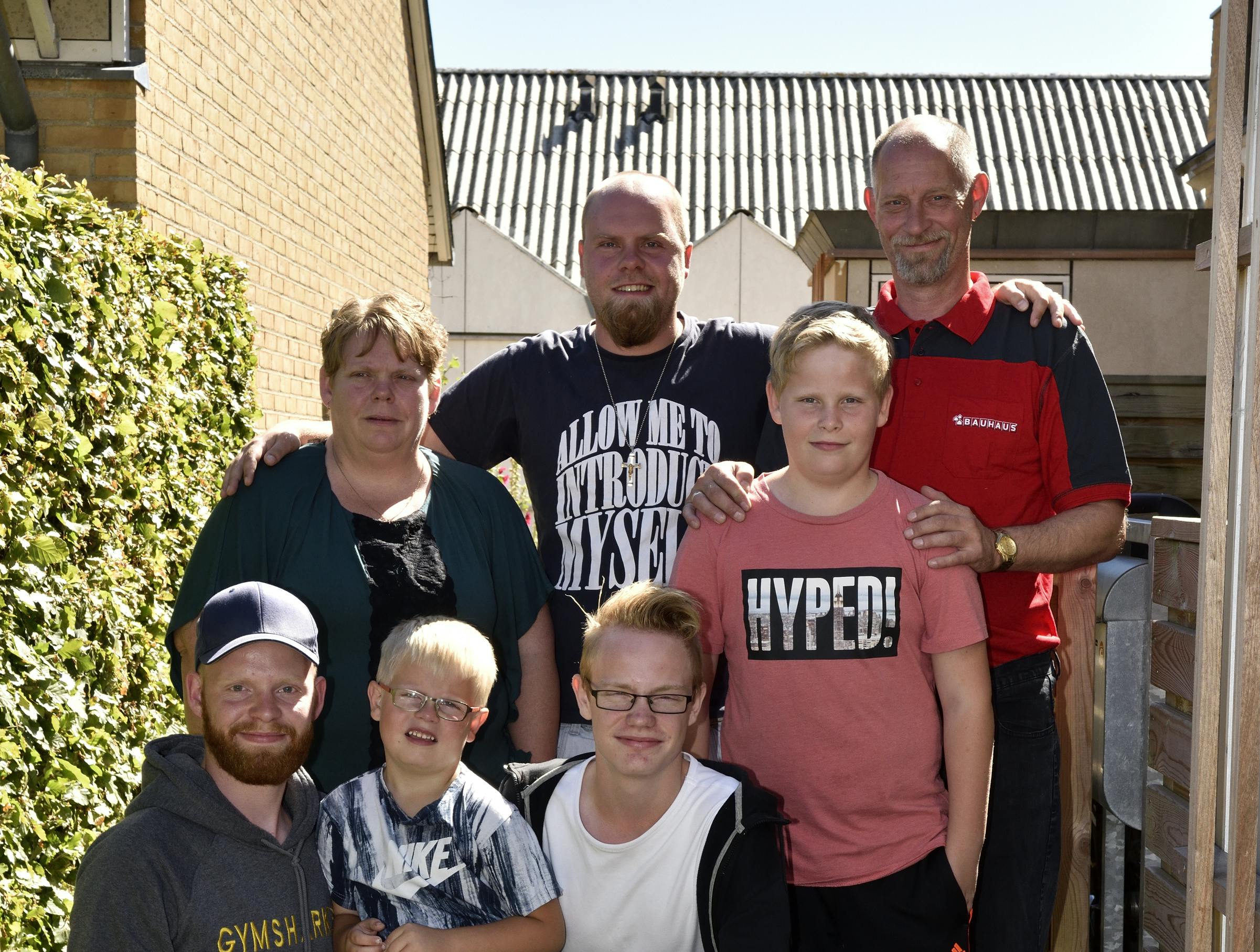 Tiden efter en hjerneskade er hård for hele familien. Her er familien Hansen ni år efter Martins hjerneskade. 