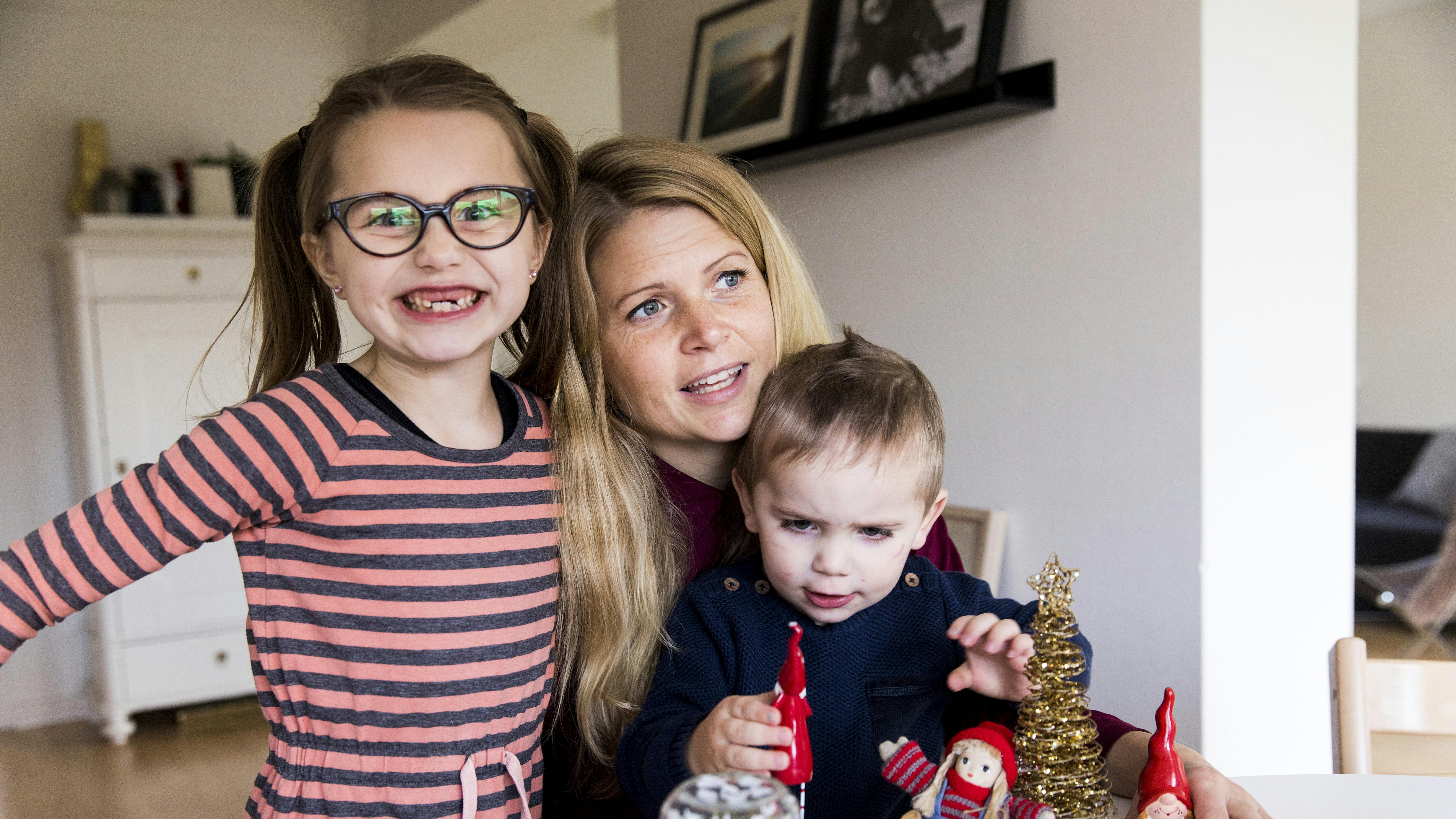 Heidi Frederikke Sigdal fra TV 2´s "Go´Morgen Danmark" og børnene Matilde og Charlie julehygger i hjemmet i Hareskovby i artiklen fra Familie Journals julehæfte 2016 med fotografier af Morten Mejnecke og ord af Johan Isbrand