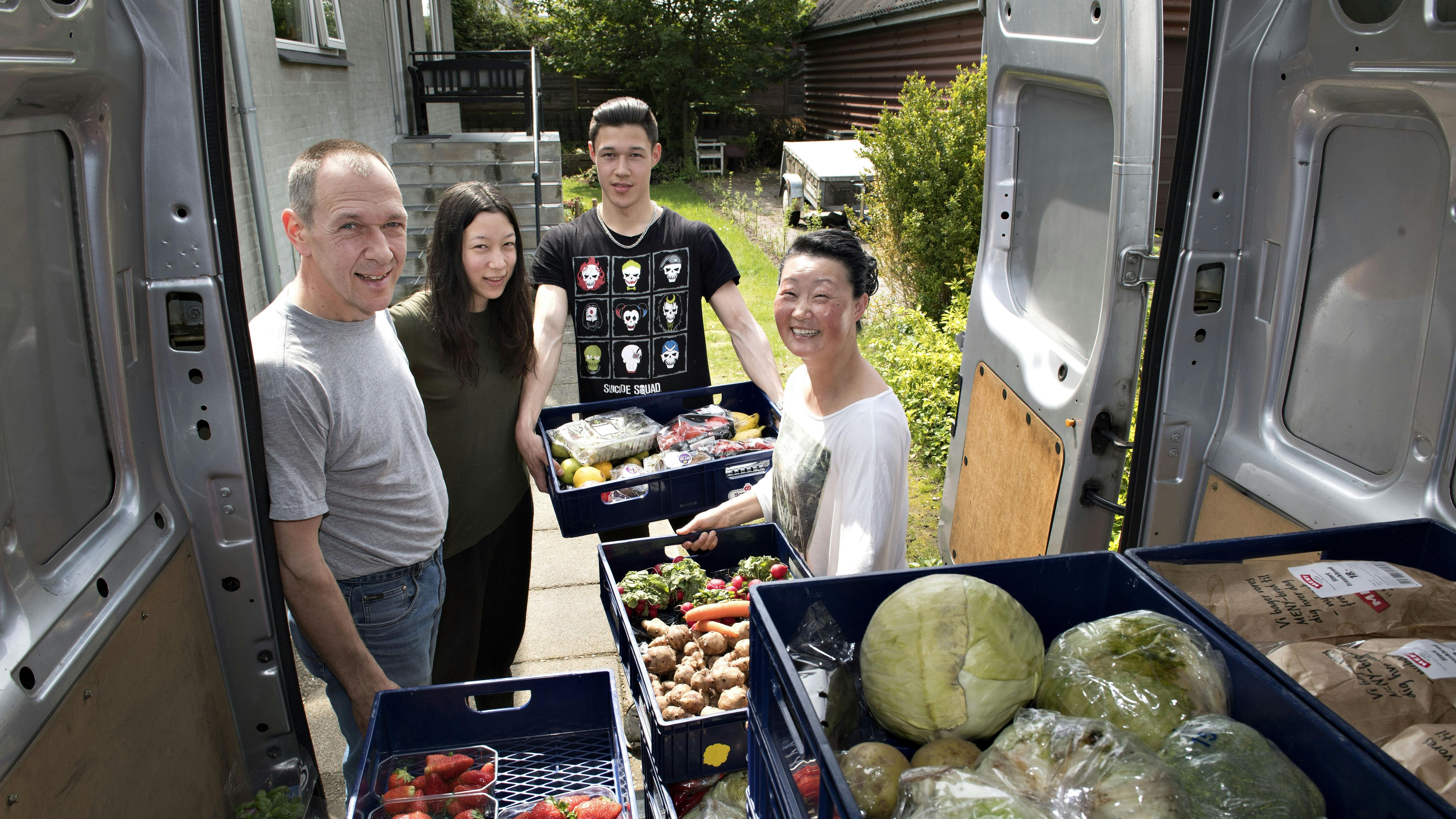familie kører gratis mad ud