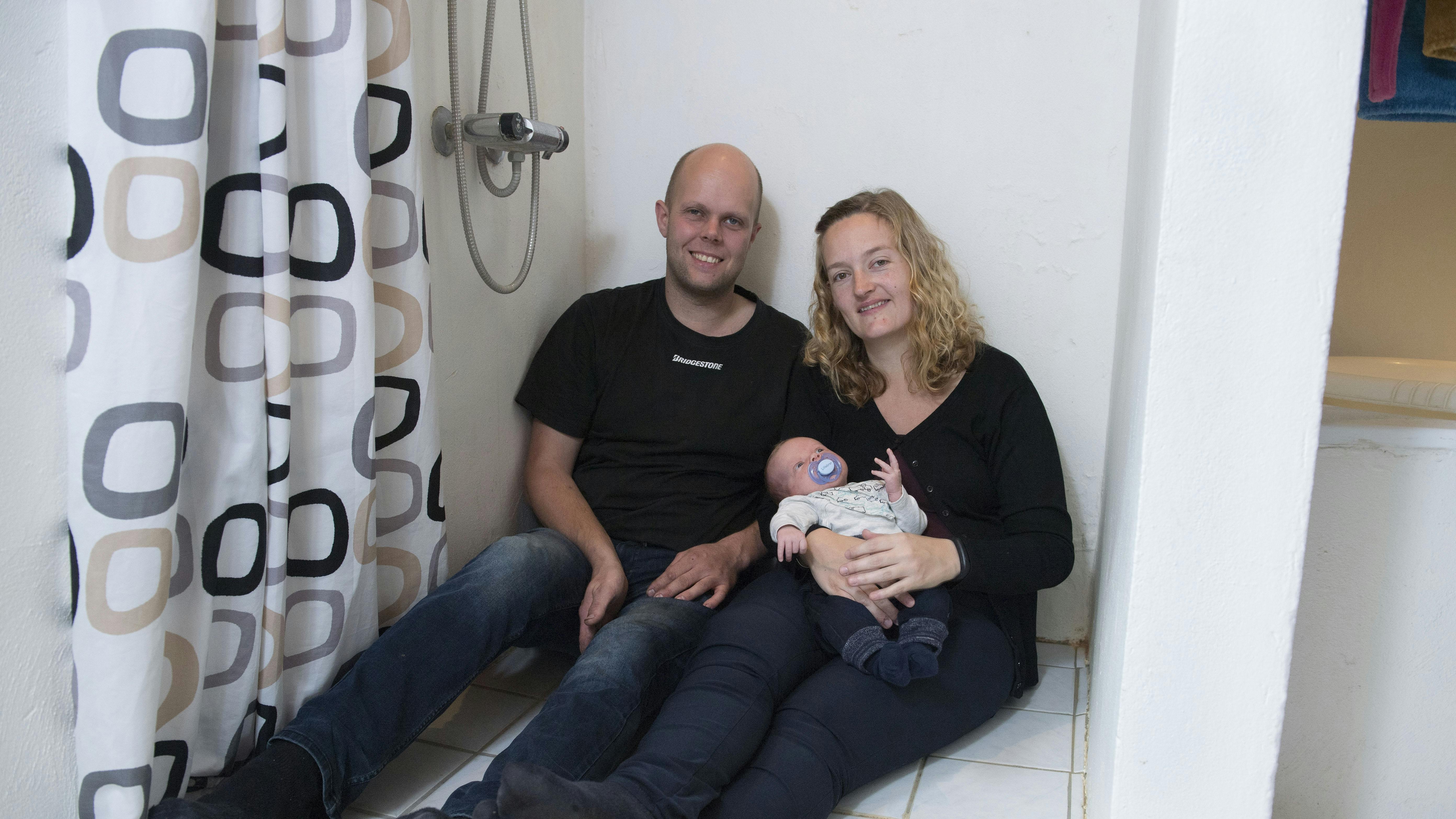 En dag i september byttede Kristian tjansen som automekaniker ud med titlen som jordemor. Han hjalp sin søn til verden i brusekabinen derhjemme