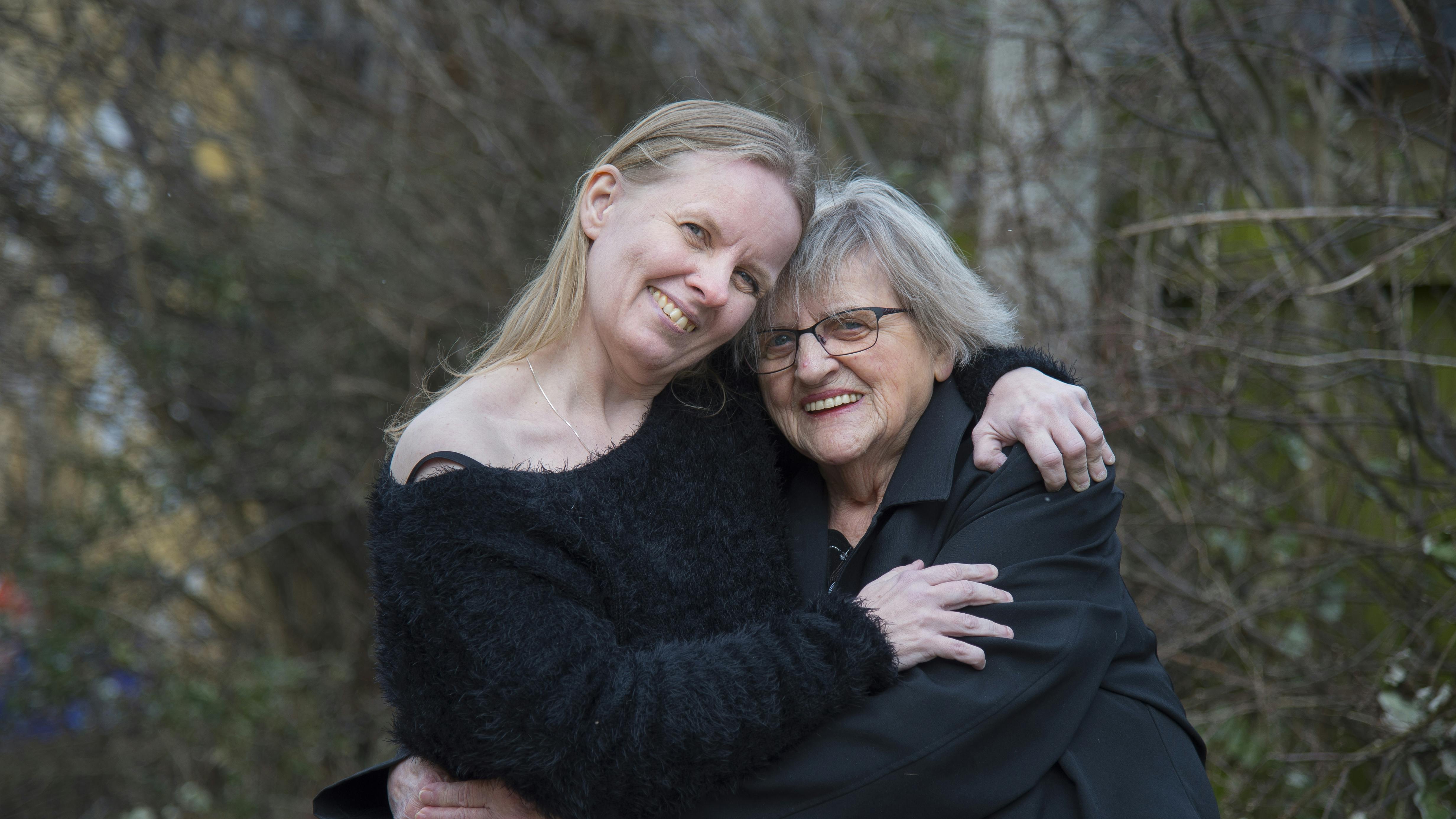 Parkinsonramte Shila skal nyde Dansktop Prisen 2018 med sin mor Hanne