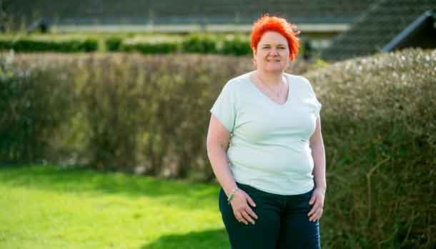 PenSam: kvinde i rød T-shirt