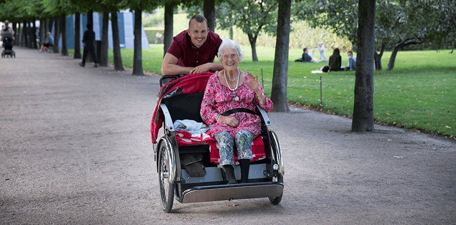 98-årige Valborg bliver hentet på cykel af 30-årige Nicholai hver torsdag. 