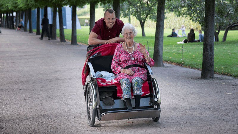 98-årige Valborg bliver hentet på cykel af 30-årige Nicholai hver torsdag. 