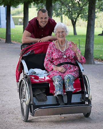 98-årige Valborg bliver hentet på cykel af 30-årige Nicholai hver torsdag.