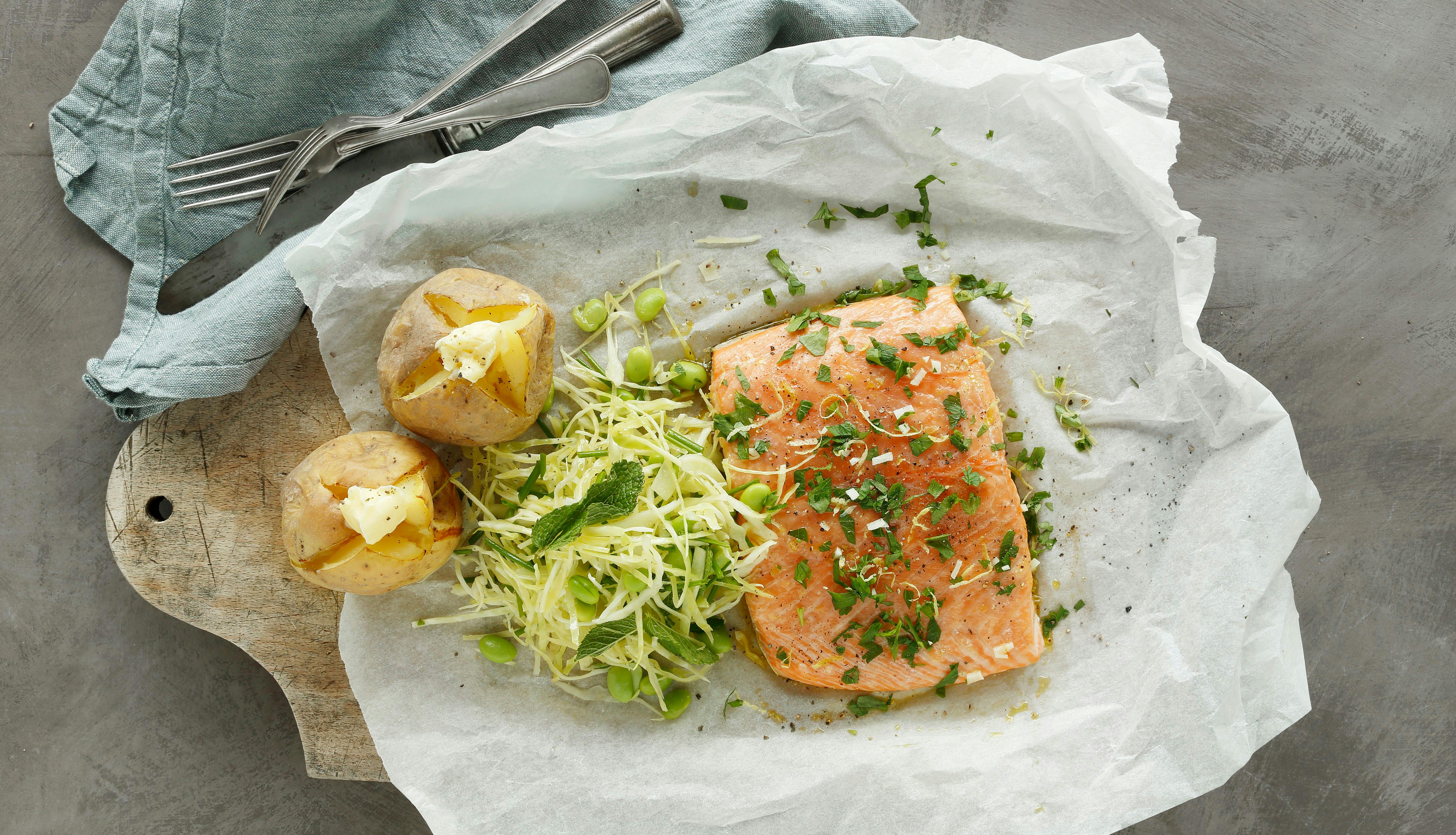 Ovnbagt laks og kålsalat bagekartofler laksefilet persille Olivenolie smør edamamebønner citron hvidkål