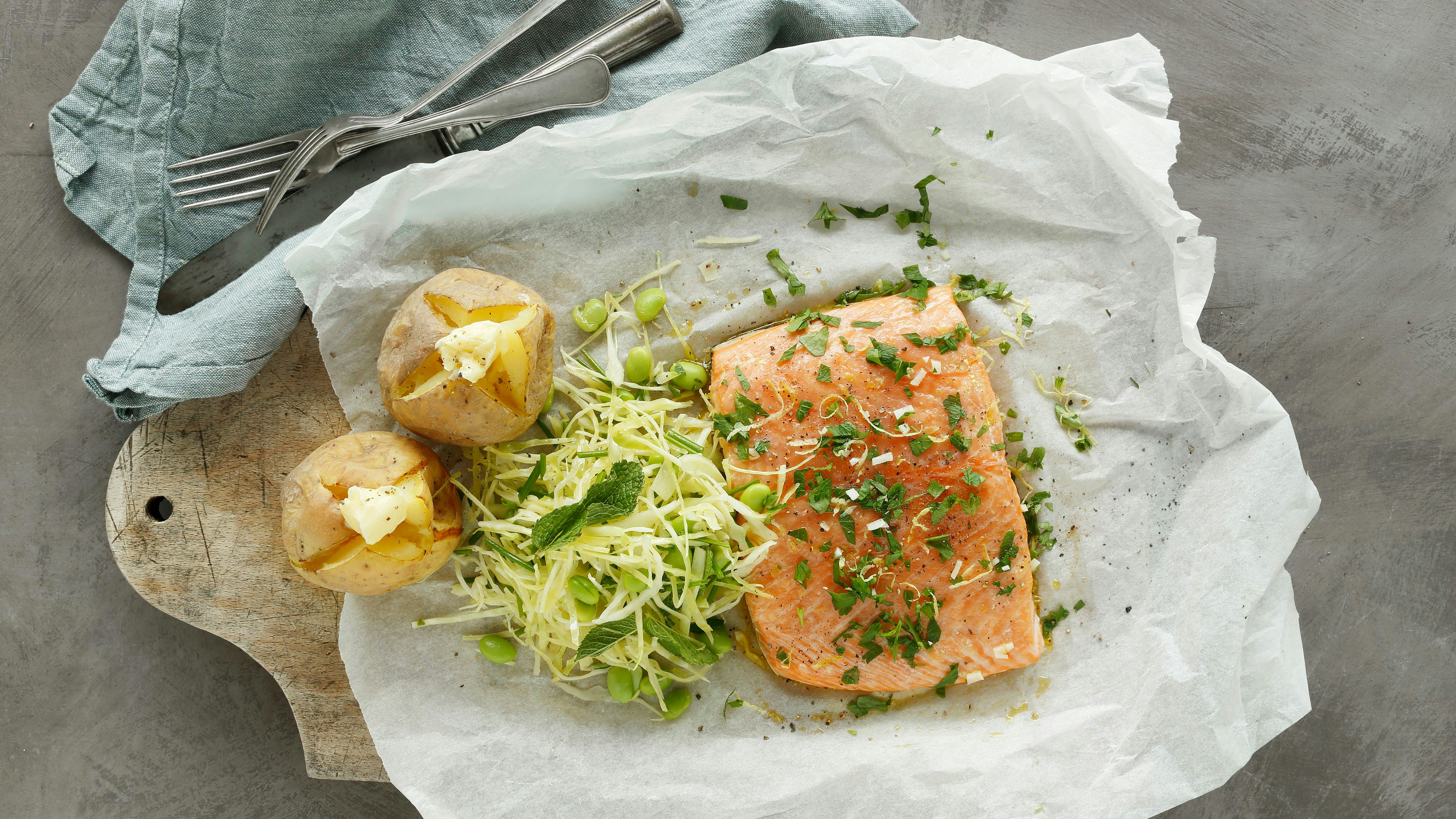 Ovnbagt laks og kålsalat bagekartofler laksefilet persille Olivenolie smør edamamebønner citron hvidkål