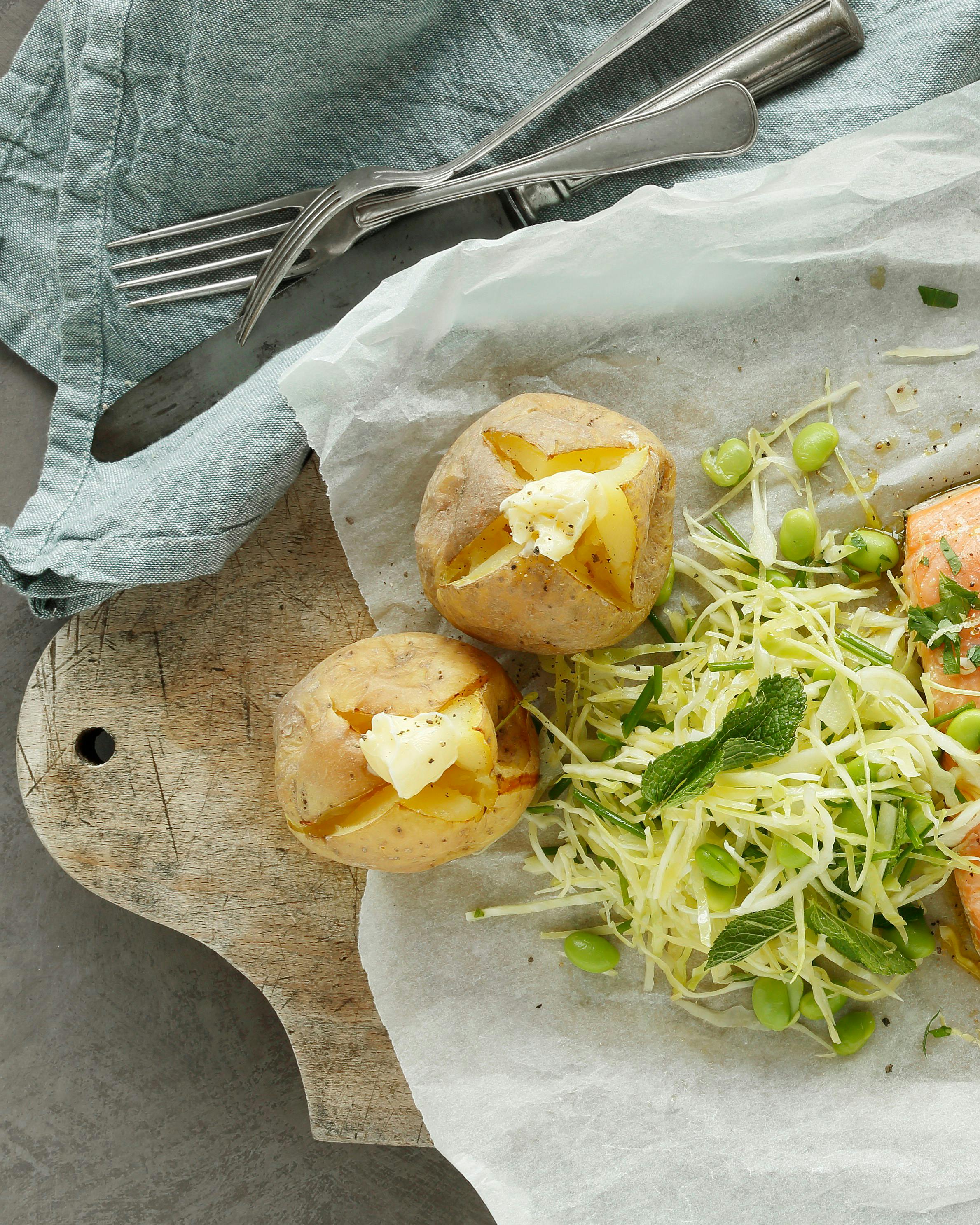 Ovnbagt laks og kålsalat bagekartofler laksefilet persille Olivenolie smør edamamebønner citron hvidkål