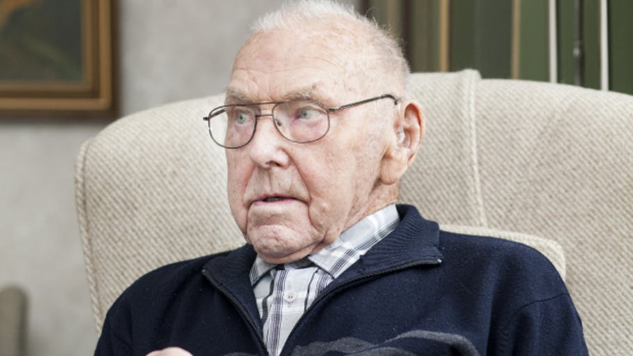 Han strikker til gavn for andre: Henry dur ikke til at sidde til pynt