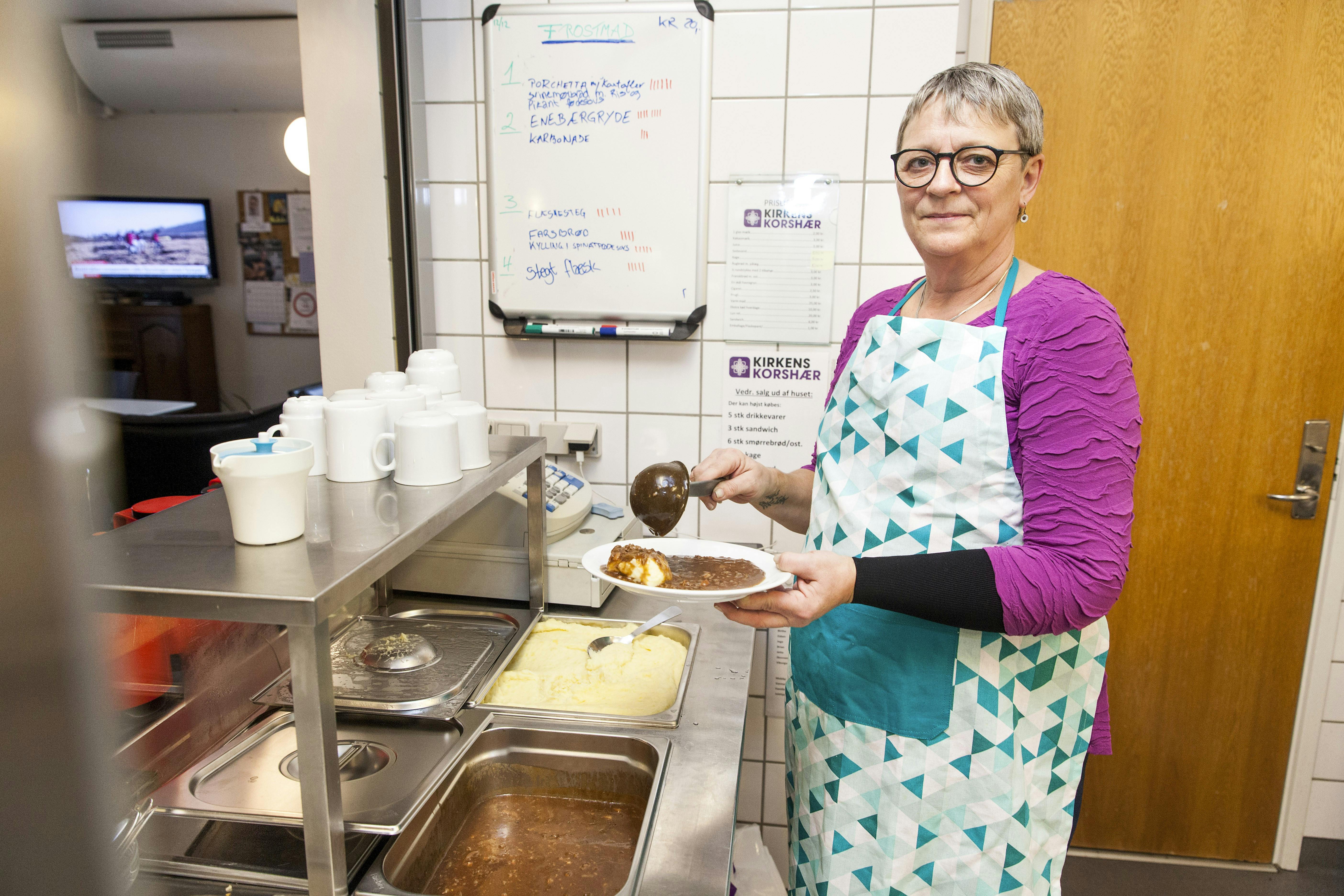 Jette Albæk arbejder i varmestuen hos Kirkens Korshær