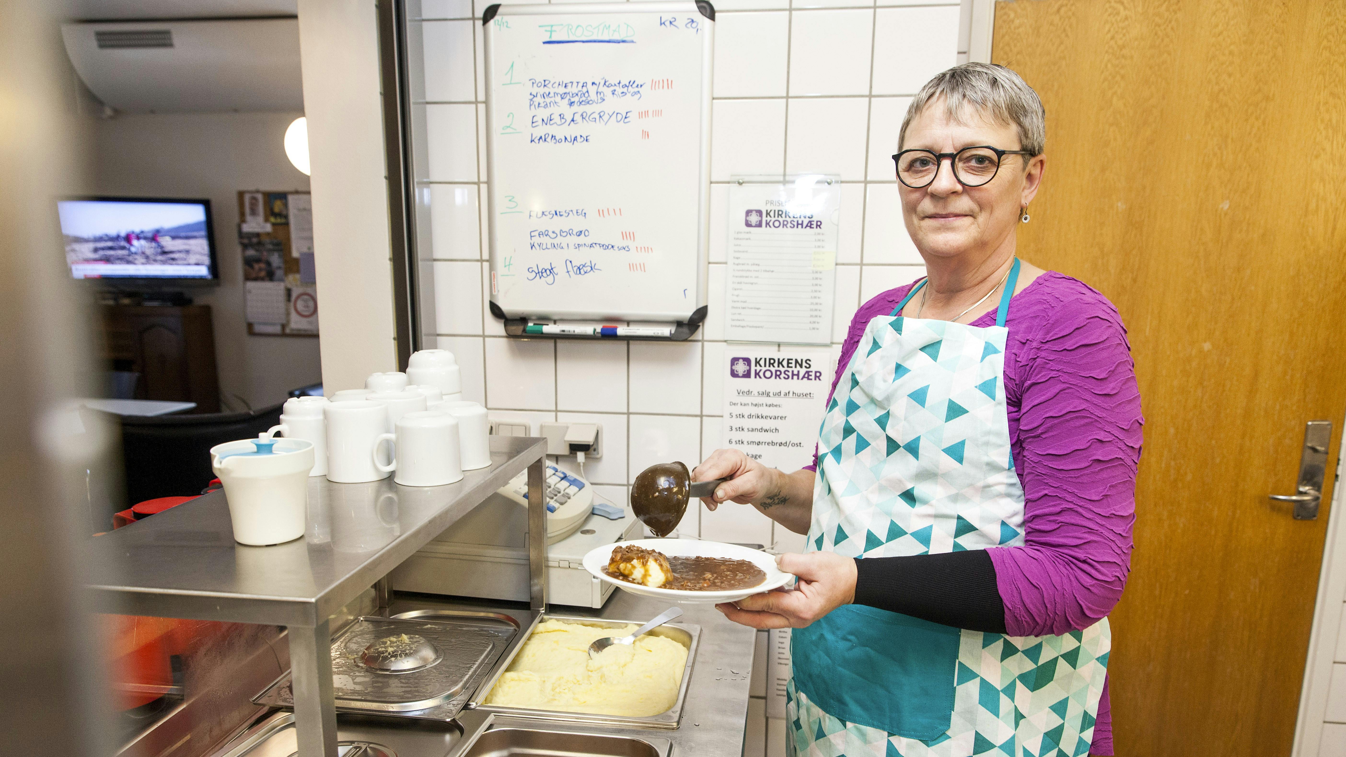 Jette Albæk arbejder i varmestuen hos Kirkens Korshær