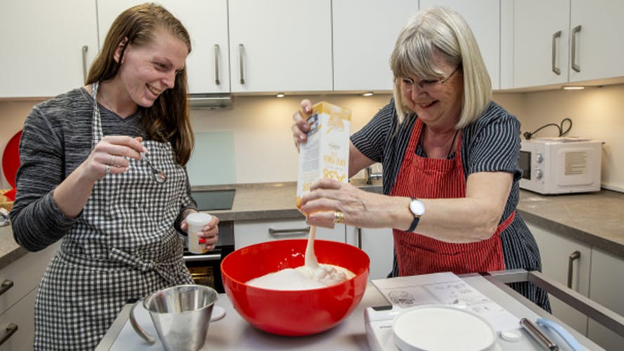 Lone fik Tazja fra sofaen til køkkenet: Mormormad blev krydret med selvtillid