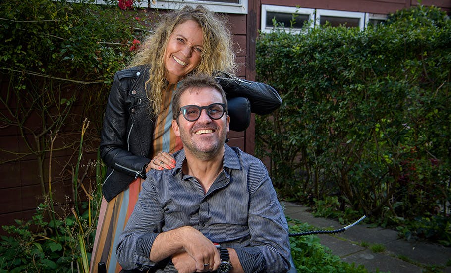 Begge er ramt af sklerose: Kærligheden slår sygdommen
