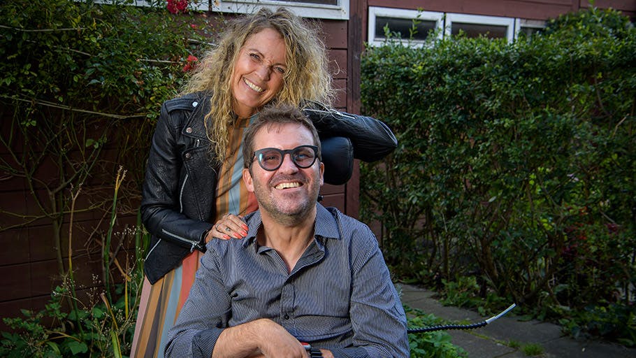 Begge er ramt af sklerose: Kærligheden slår sygdommen