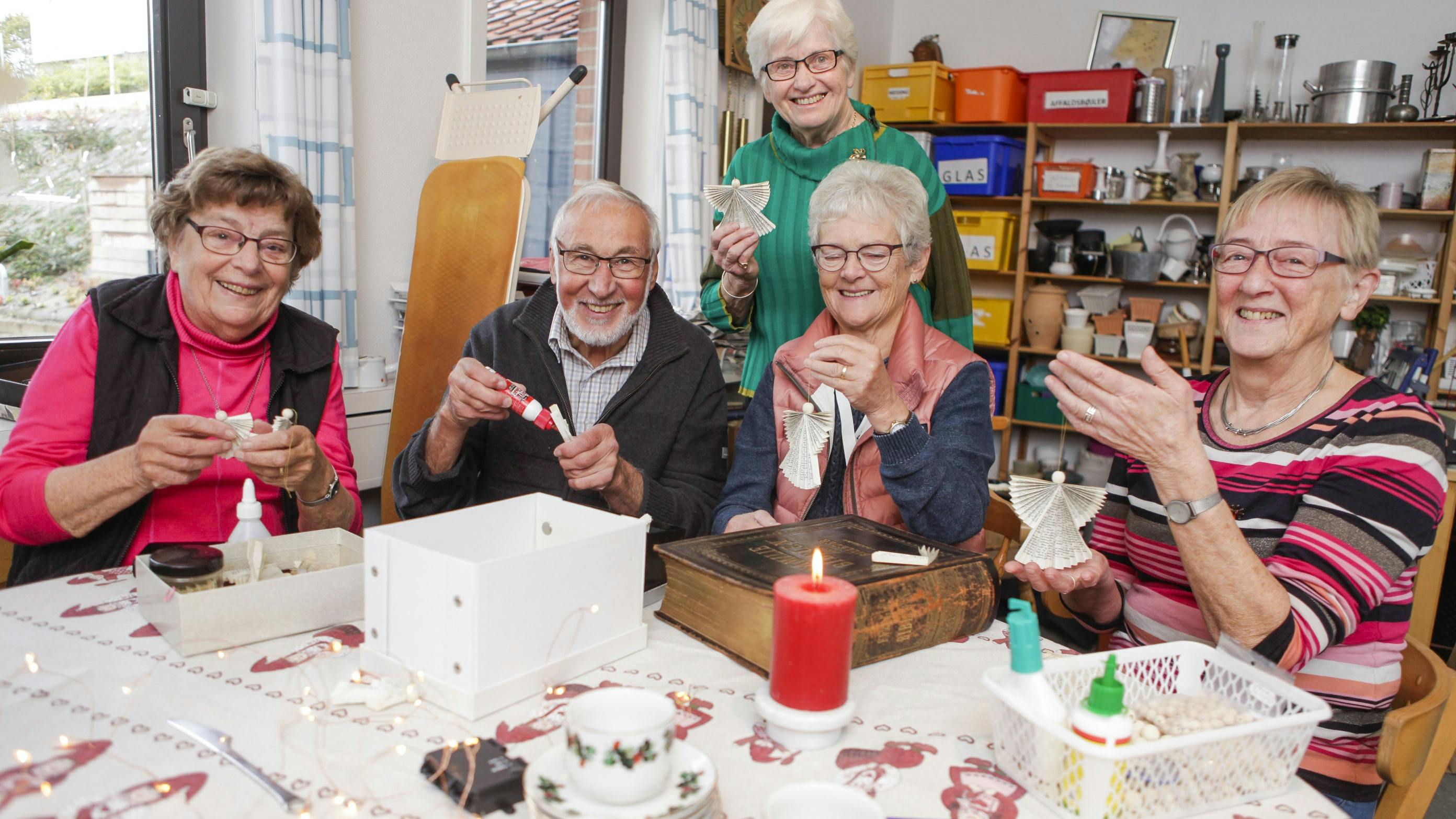 Frivillige og gammelt papir: Her har julen englelyd