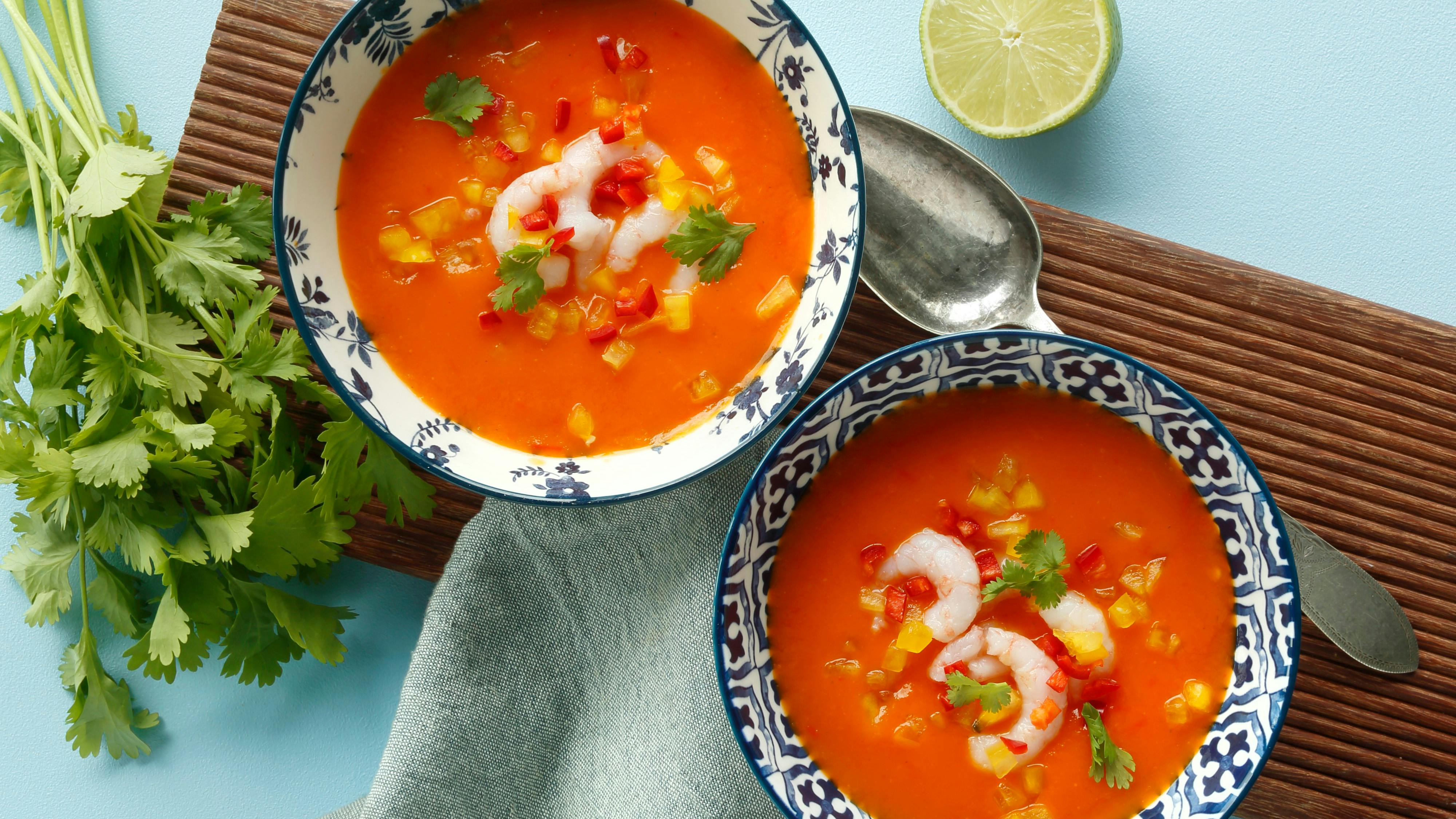 En smagfuld rød suppe med peberfrugt og rejer, der er skøn som hverdagsmad.
