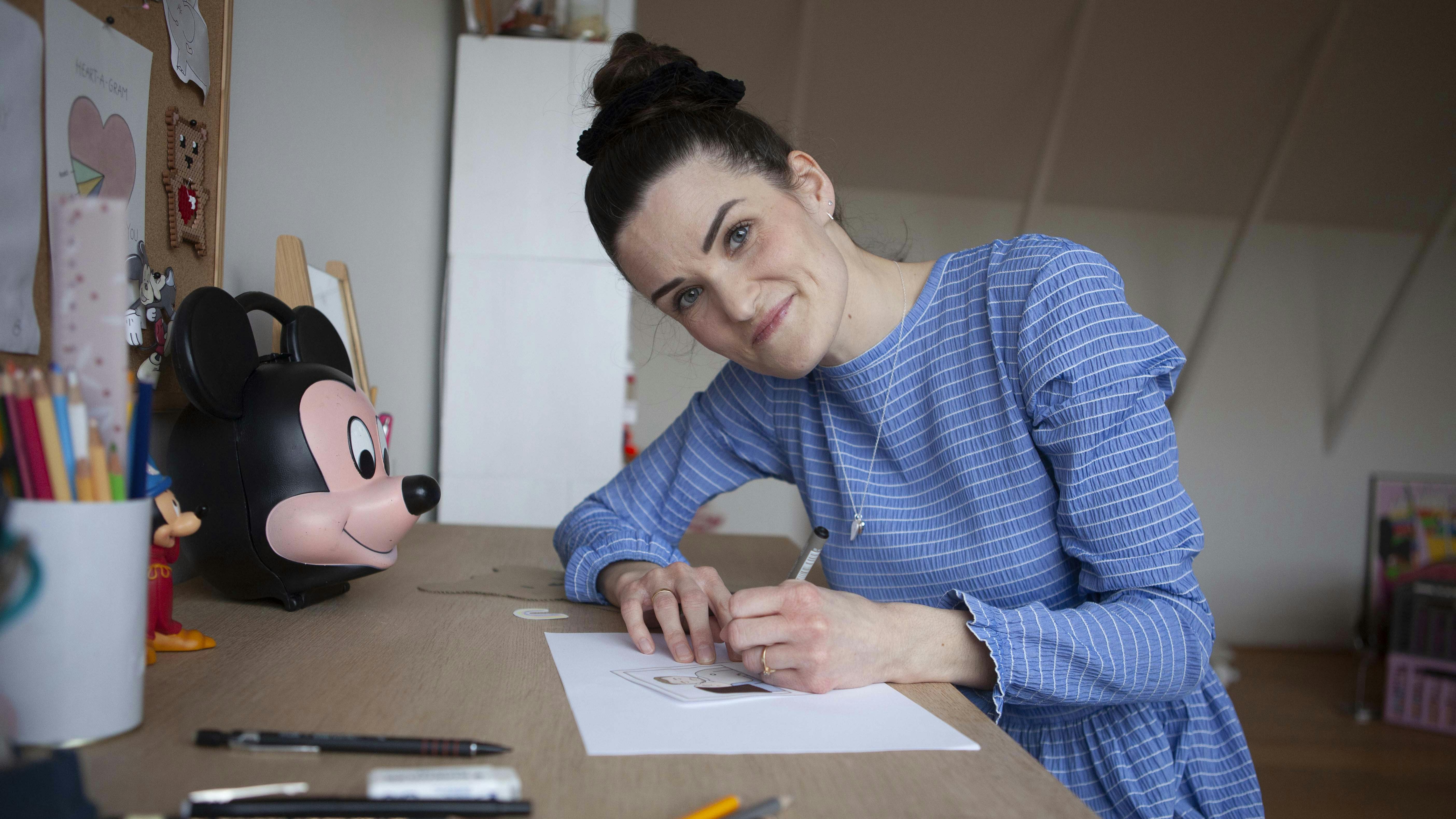 "Det er ok at føle", hedder en ny bog fra tegneren Simone Thorup Eriksen, som med enkel, letforståelig streg sætter billeder på angst