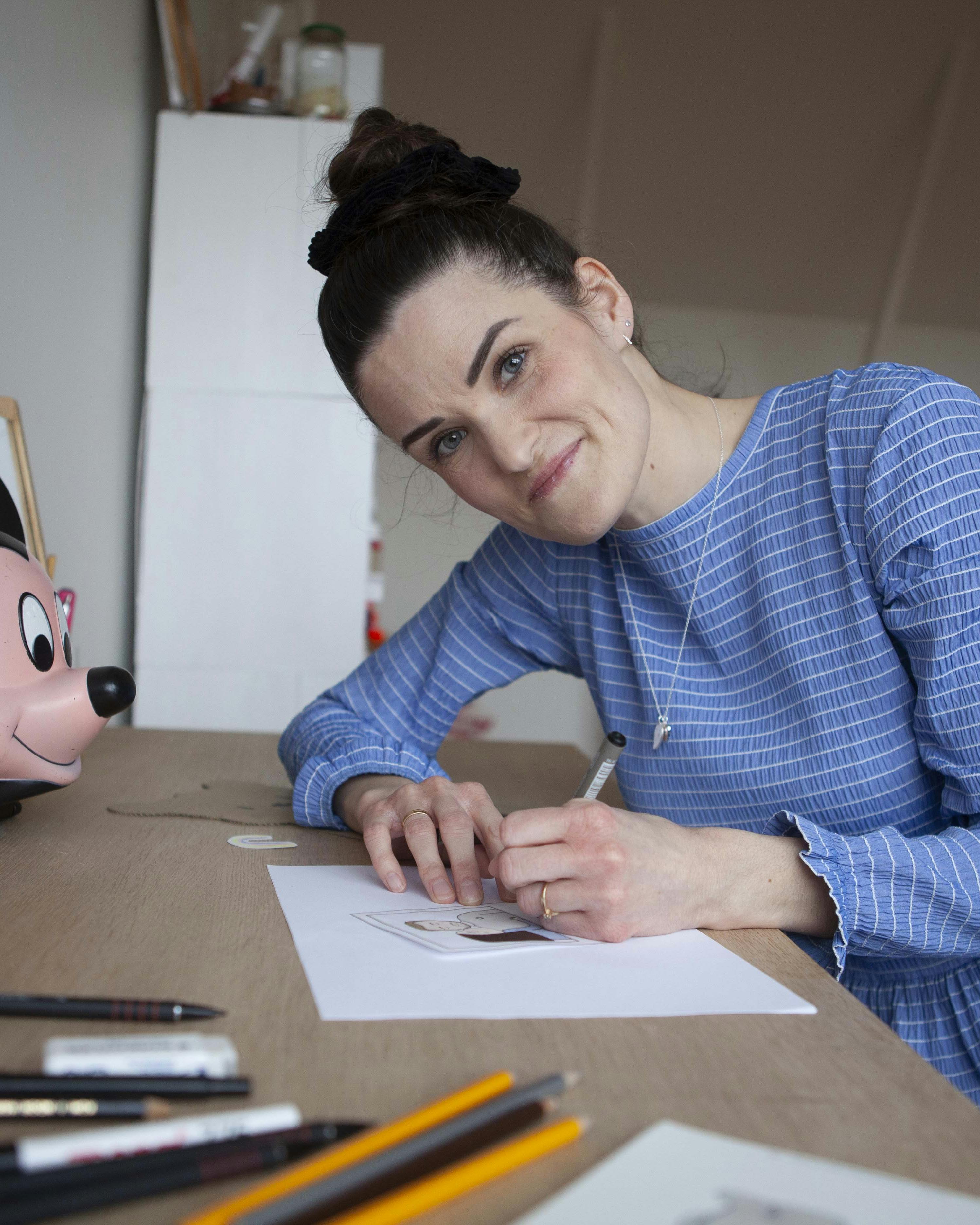 "Det er ok at føle", hedder en ny bog fra tegneren Simone Thorup Eriksen, som med enkel, letforståelig streg sætter billeder på angst