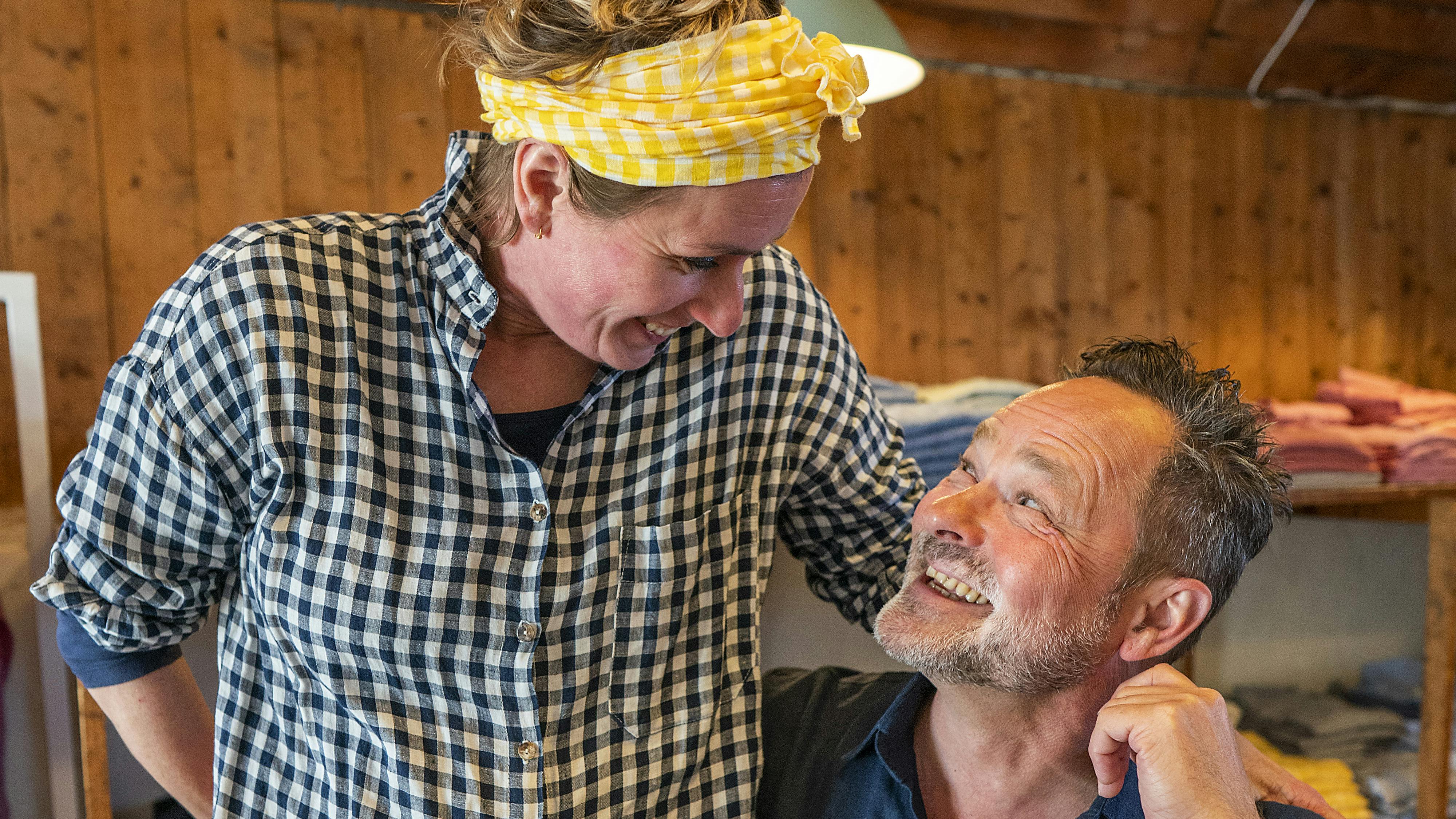 Mek Pek og kæresten Mette Krebs sælger tøj på Ærø om sommeren.