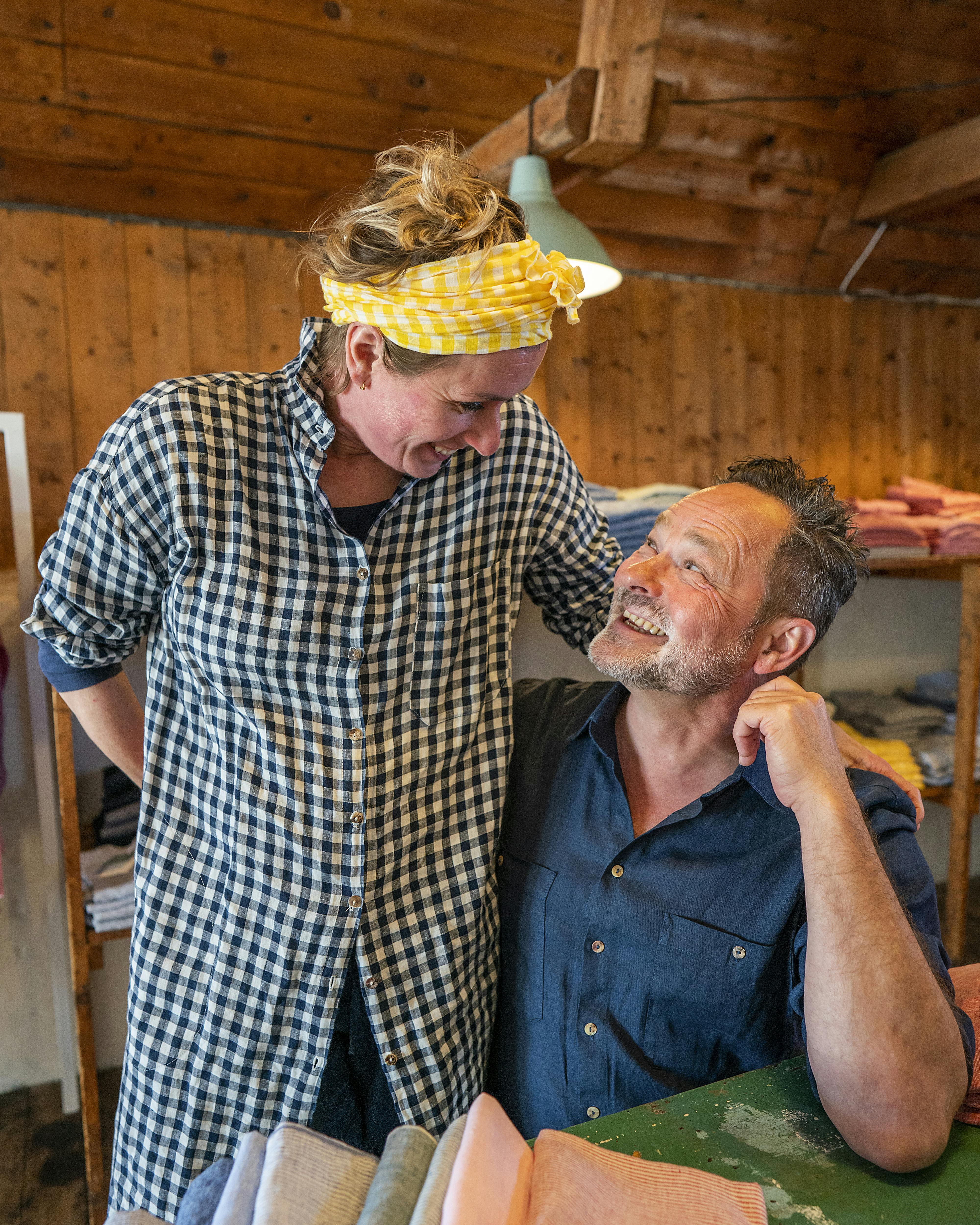 Mek Pek og kæresten Mette Krebs sælger tøj på Ærø om sommeren.