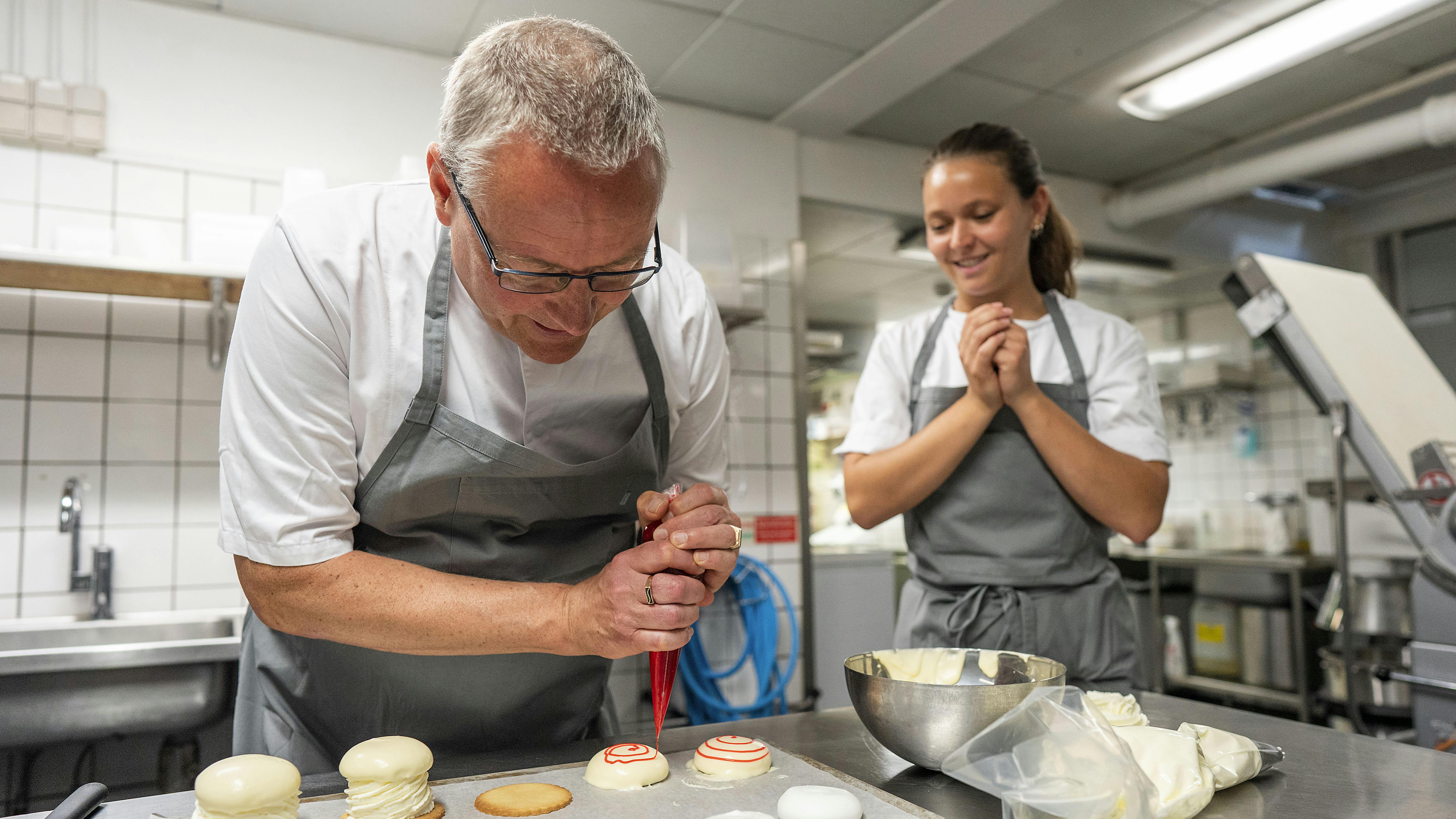Familie Journals journalist Johan Isbrand i konditorlære