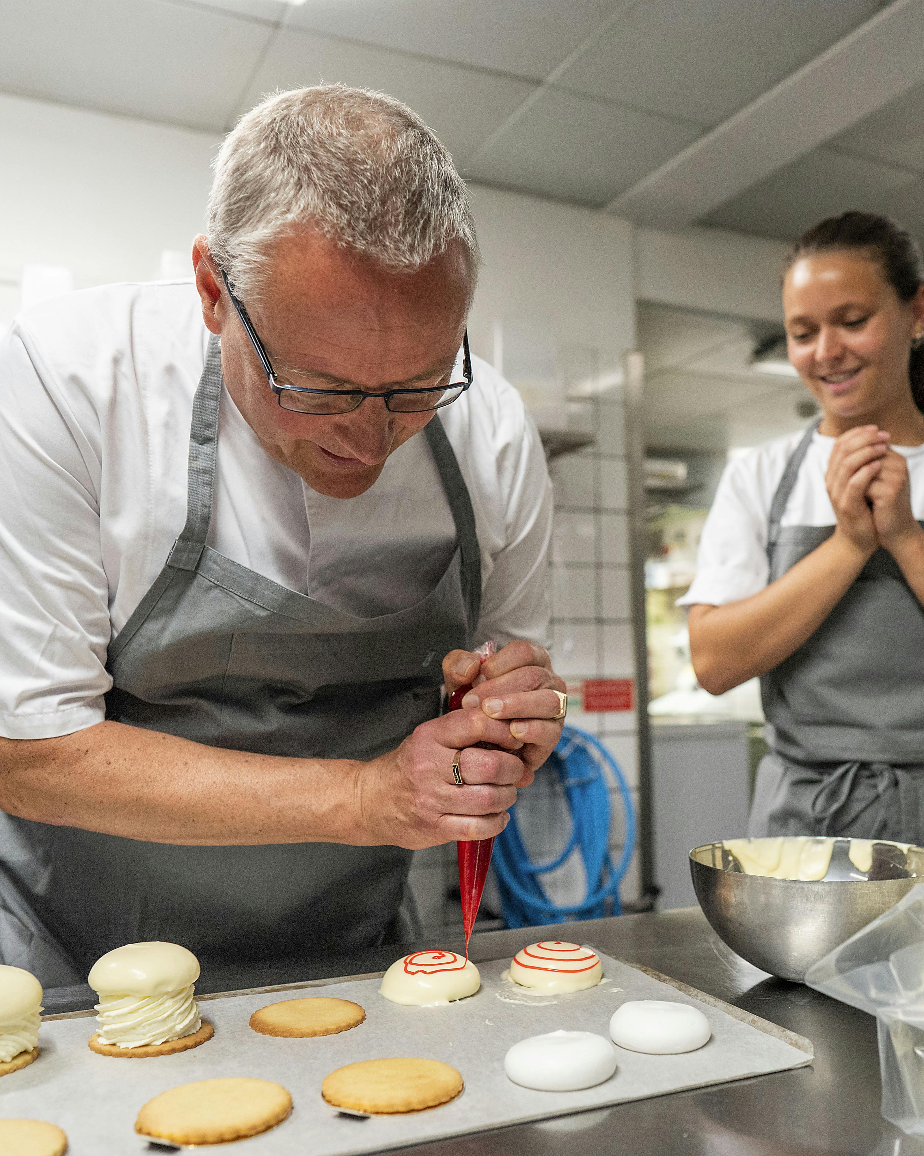 Familie Journals journalist Johan Isbrand i konditorlære