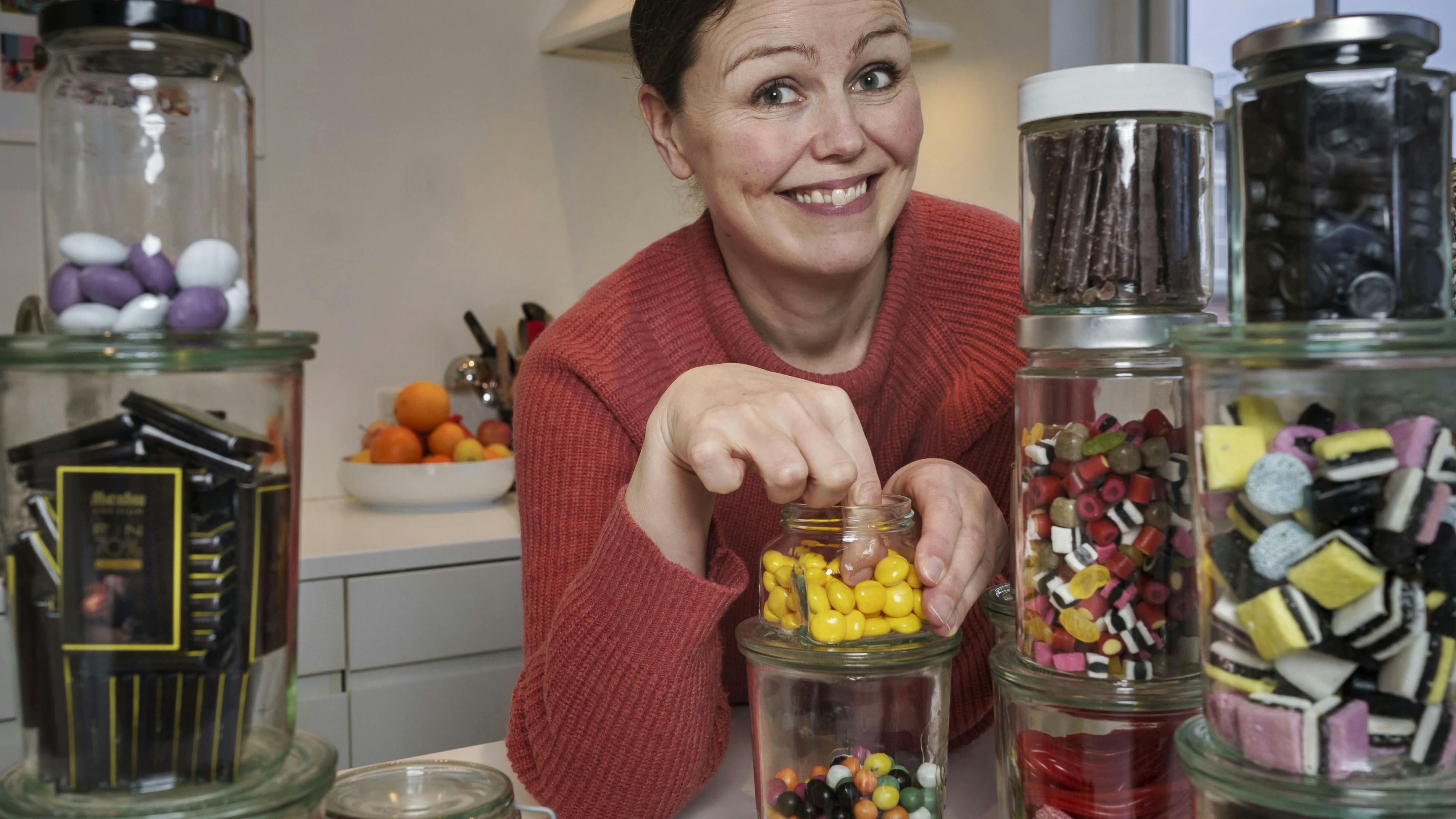 Det er sundere at nyde end at skamme sig, mener Katrine Emme Thielke, der ved mere om slik end de fleste.