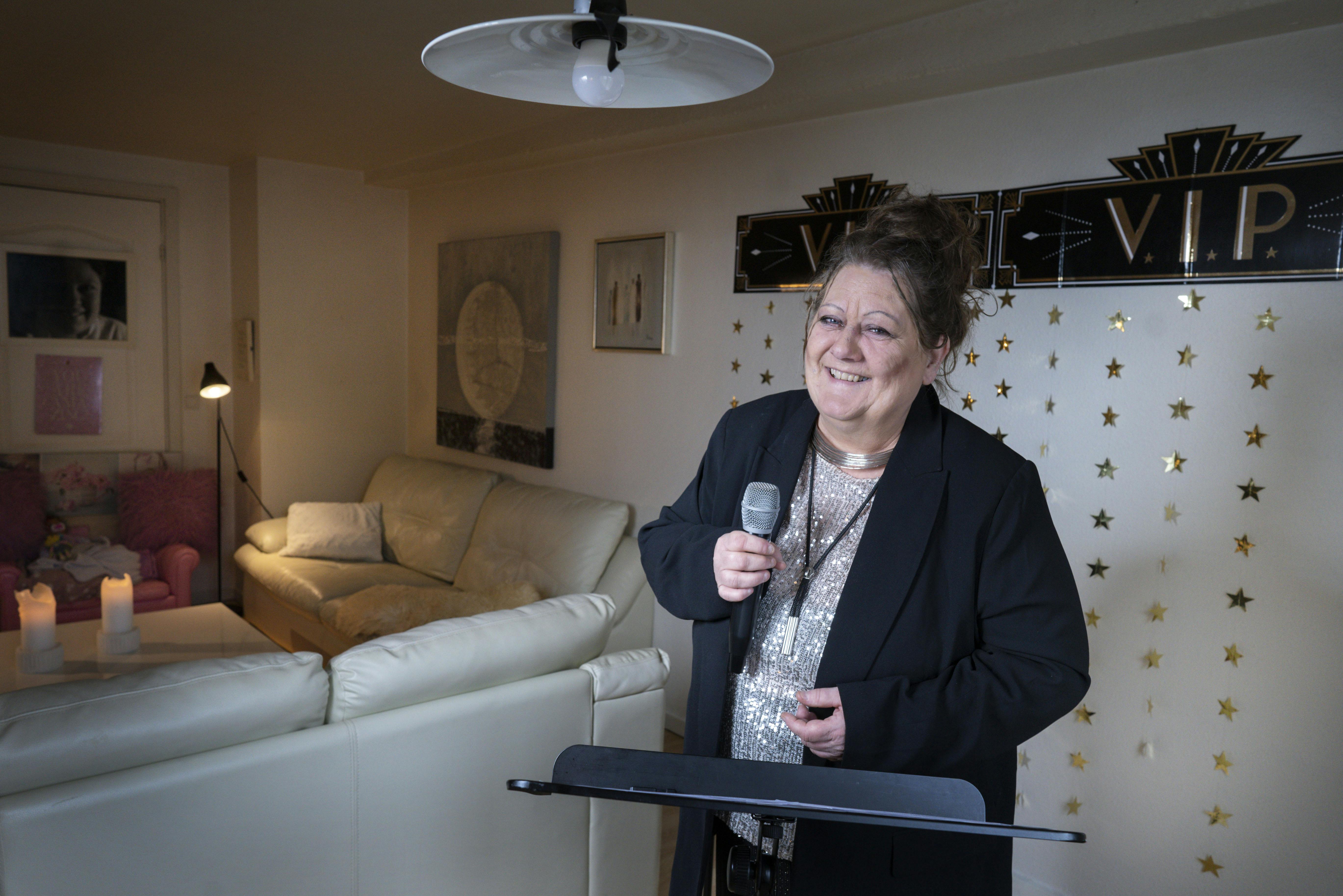 Sangerinden Nynne Qvick laver corona-tv hjemme fra sin stue i form af talkshowet "Grib chancen".