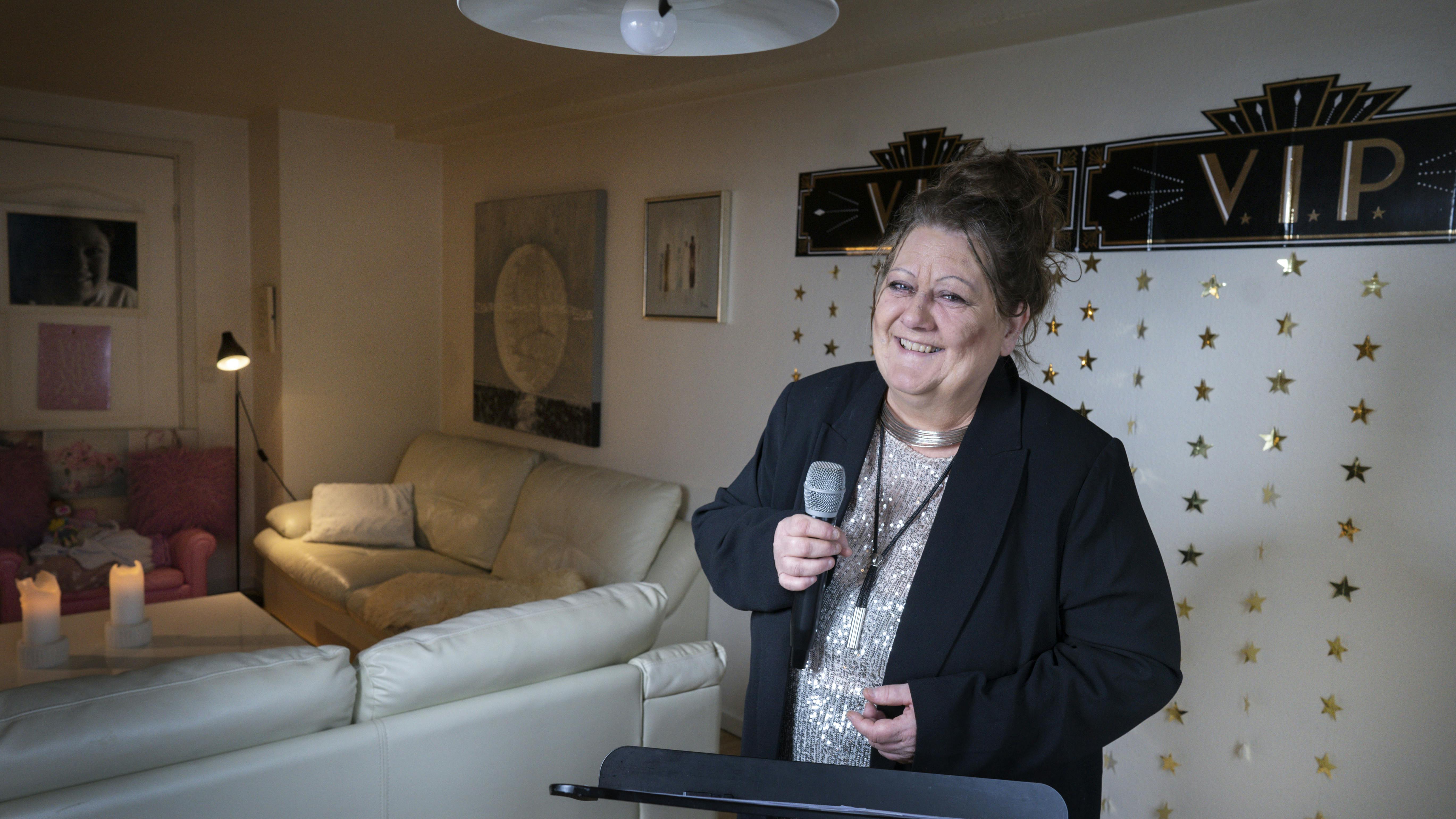 Sangerinden Nynne Qvick laver corona-tv hjemme fra sin stue i form af talkshowet "Grib chancen".