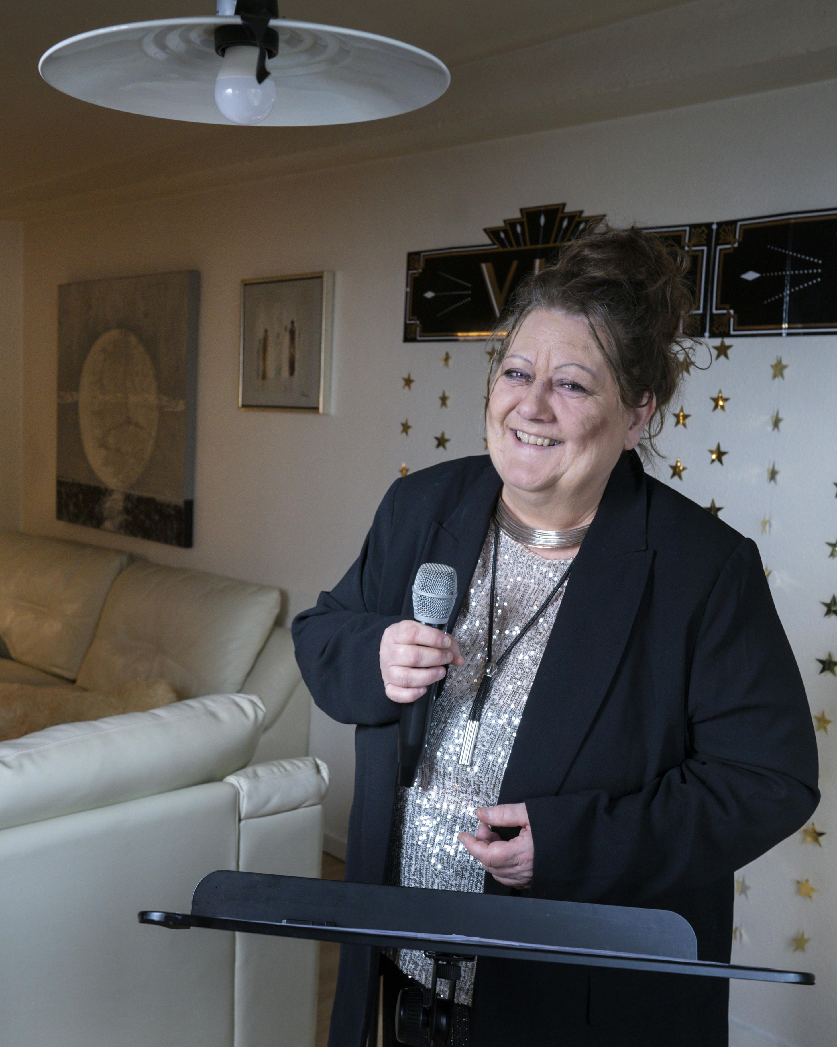 Sangerinden Nynne Qvick laver corona-tv hjemme fra sin stue i form af talkshowet "Grib chancen".