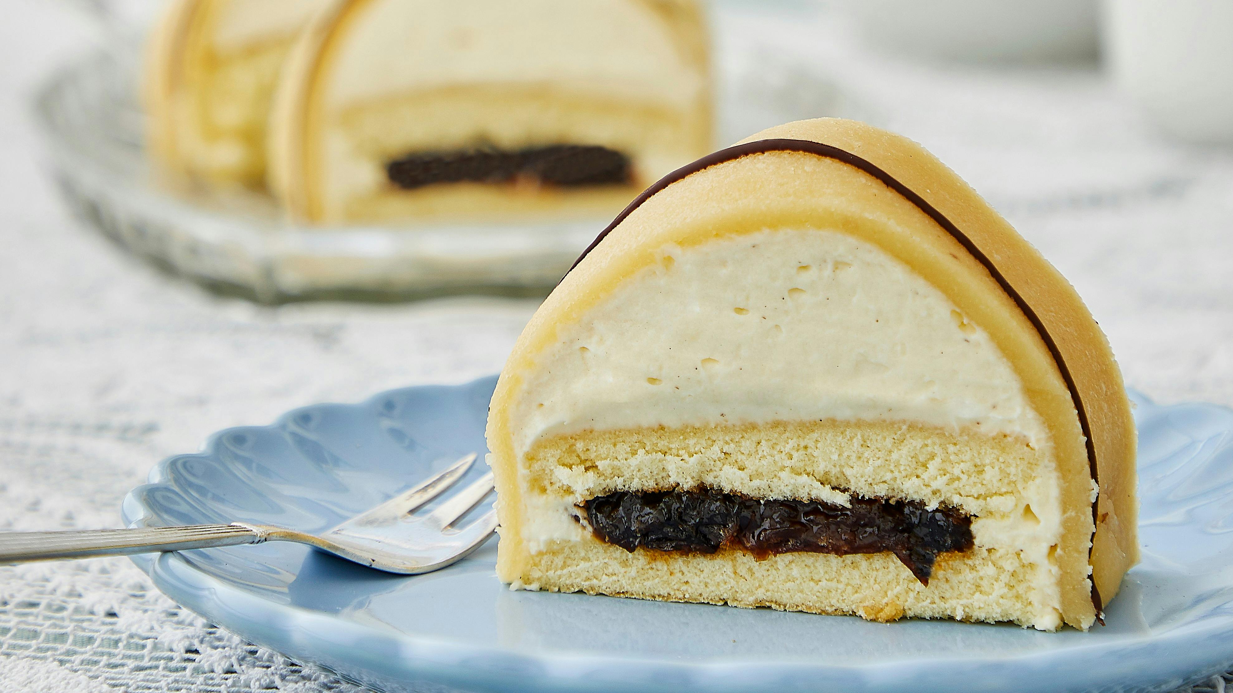 Gåsebryst Flødecreme æggeblommer vaniljesukker mælk piskefløde Lagkagebunde æg sukker kartoffelmel hvedemel bagepulver Sveskemos svesker marcipan flormelis mørk chokolade