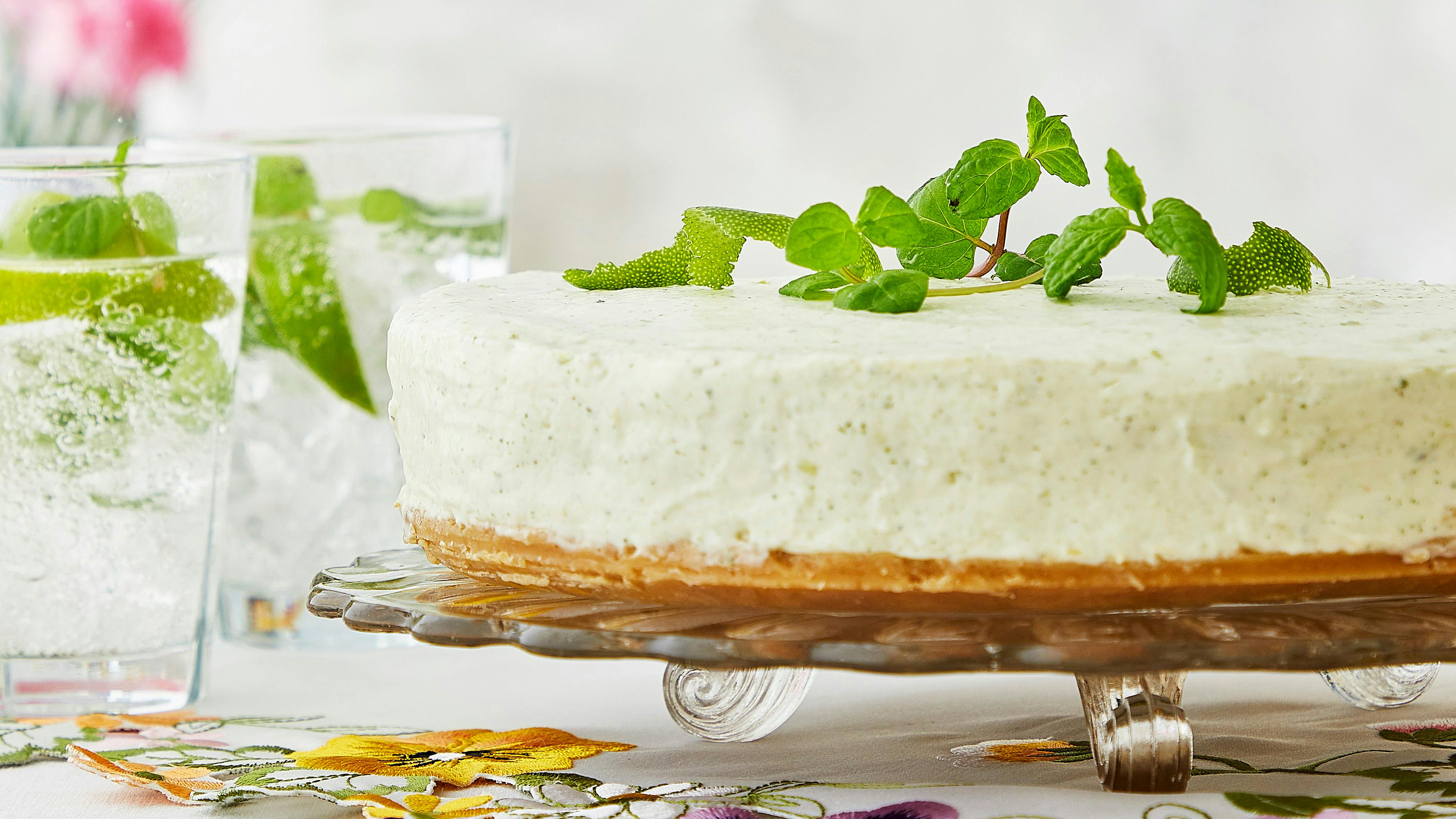 Er du også vild med mojito? Så vil denne cremede cheesecake uden tvivl falde i din smag. Perfekt til de lune sommeraftener.