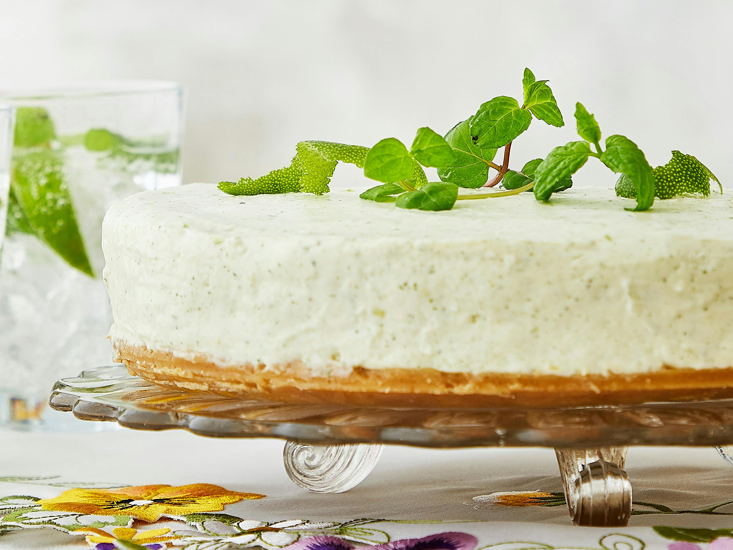 Er du også vild med mojito? Så vil denne cremede cheesecake uden tvivl falde i din smag. Perfekt til de lune sommeraftener. 