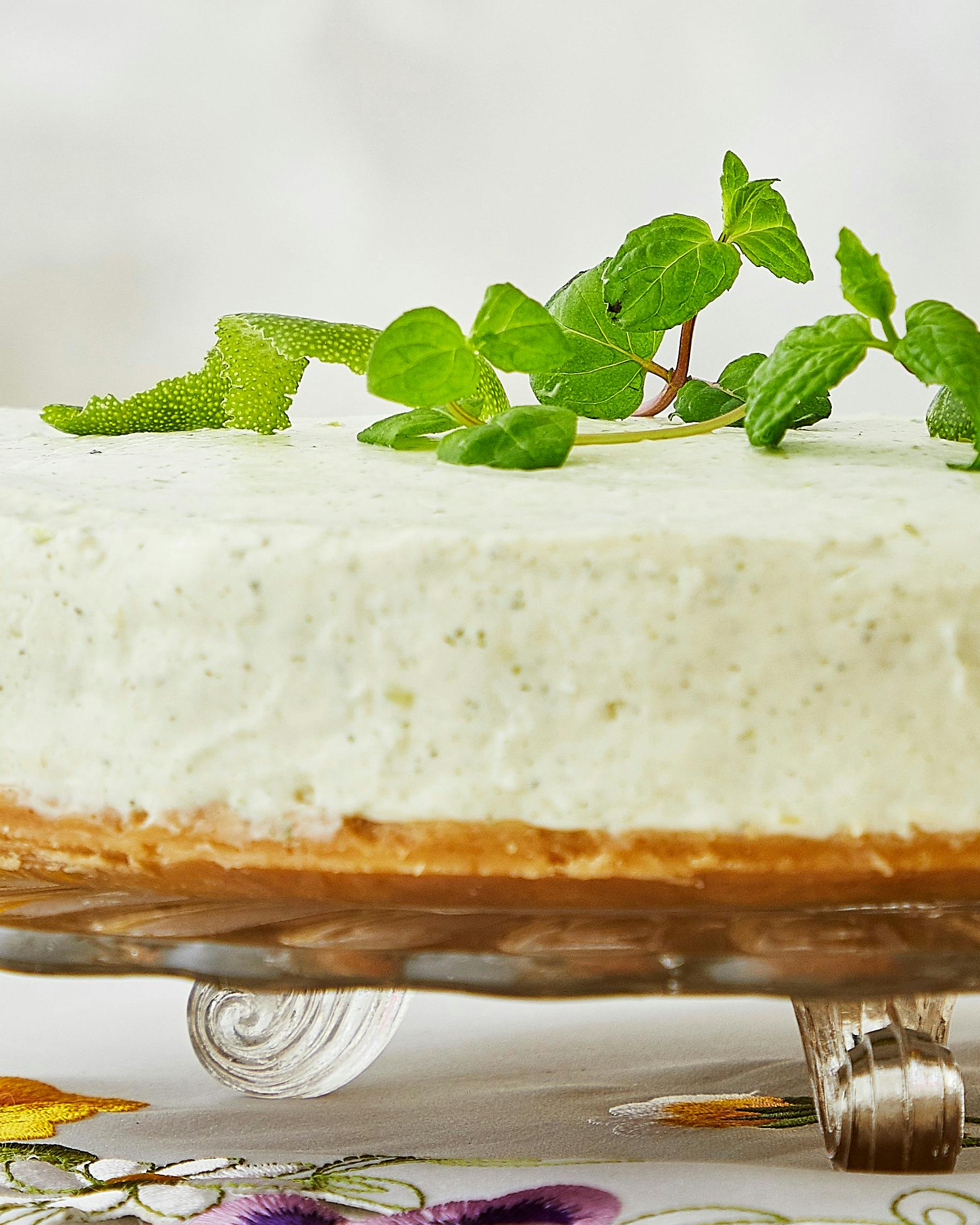 Er du også vild med mojito? Så vil denne cremede cheesecake uden tvivl falde i din smag. Perfekt til de lune sommeraftener.