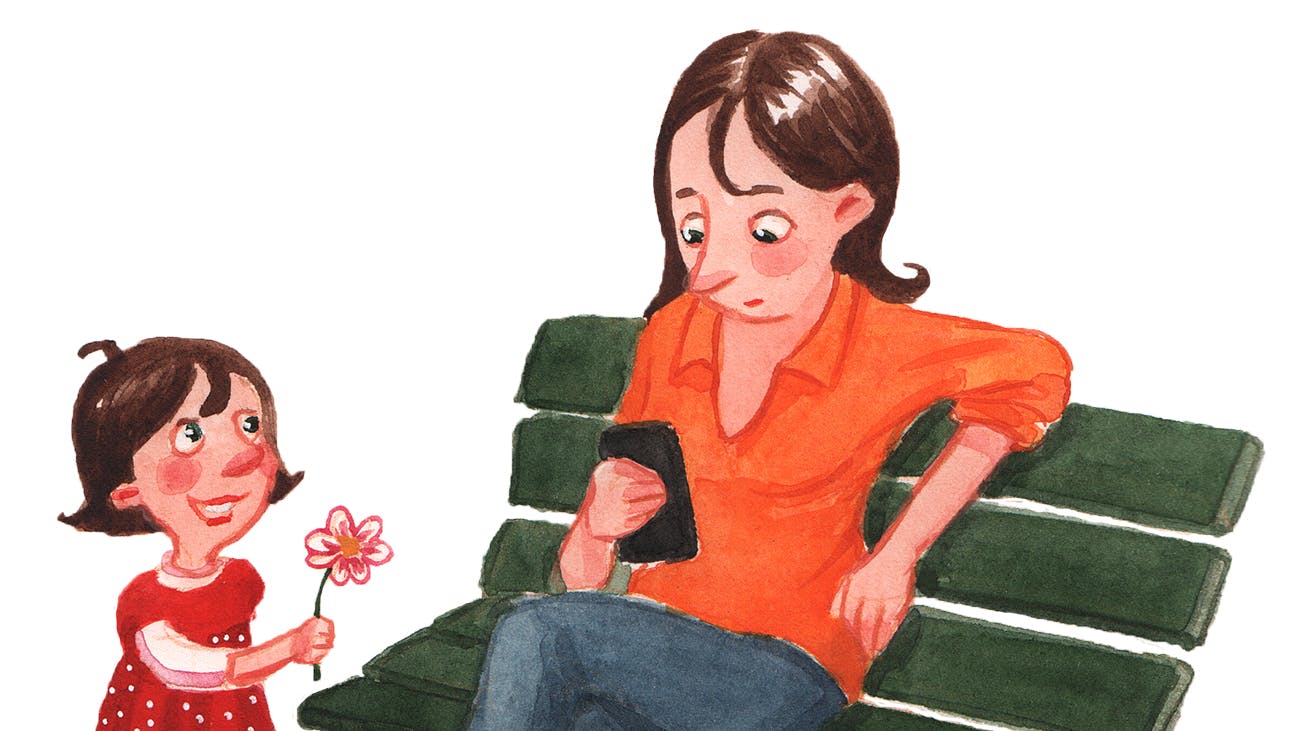 Lille pige prøver at give en blomst til sin mor, der kigger i sin mobil