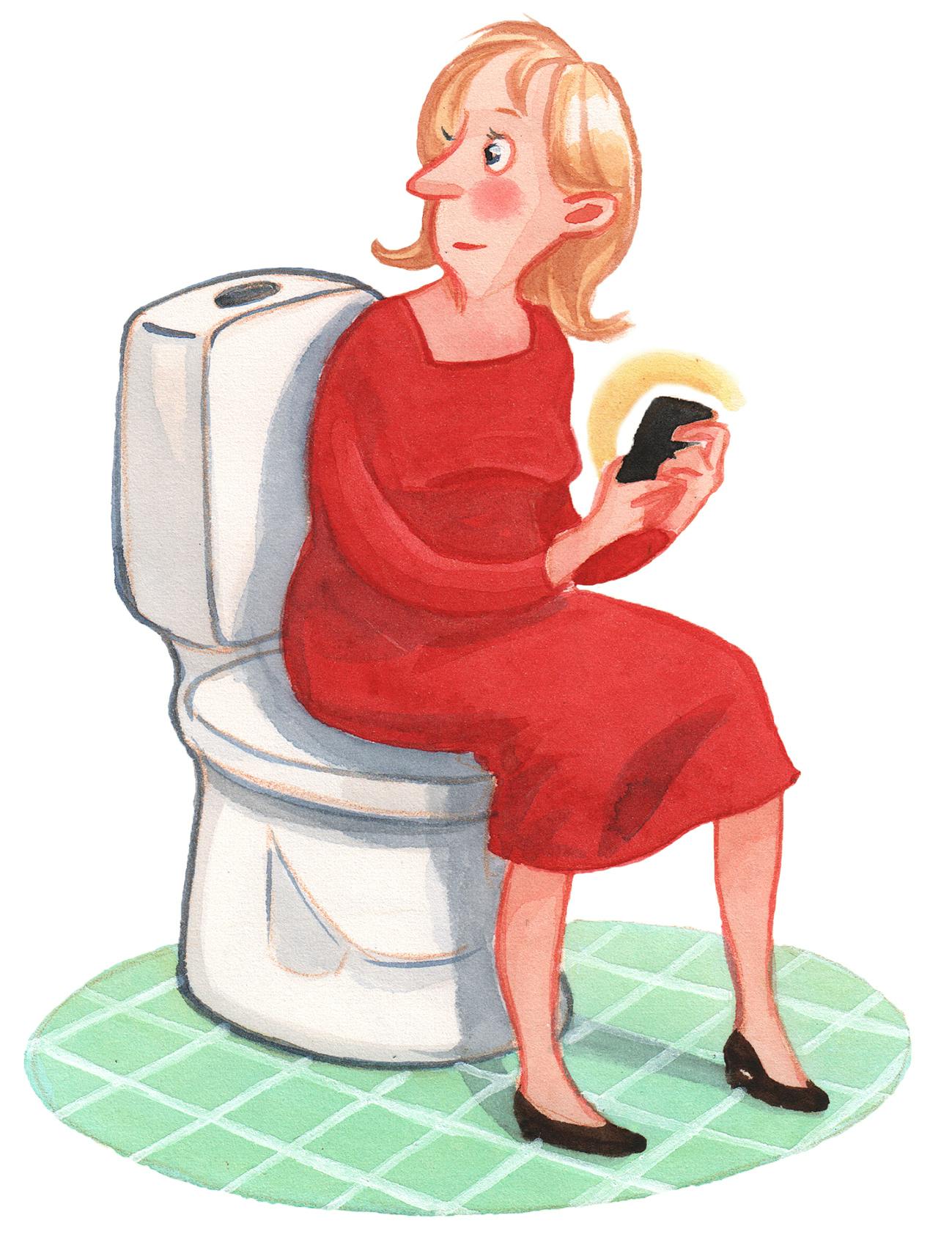 Kvinde sidder på toilettet